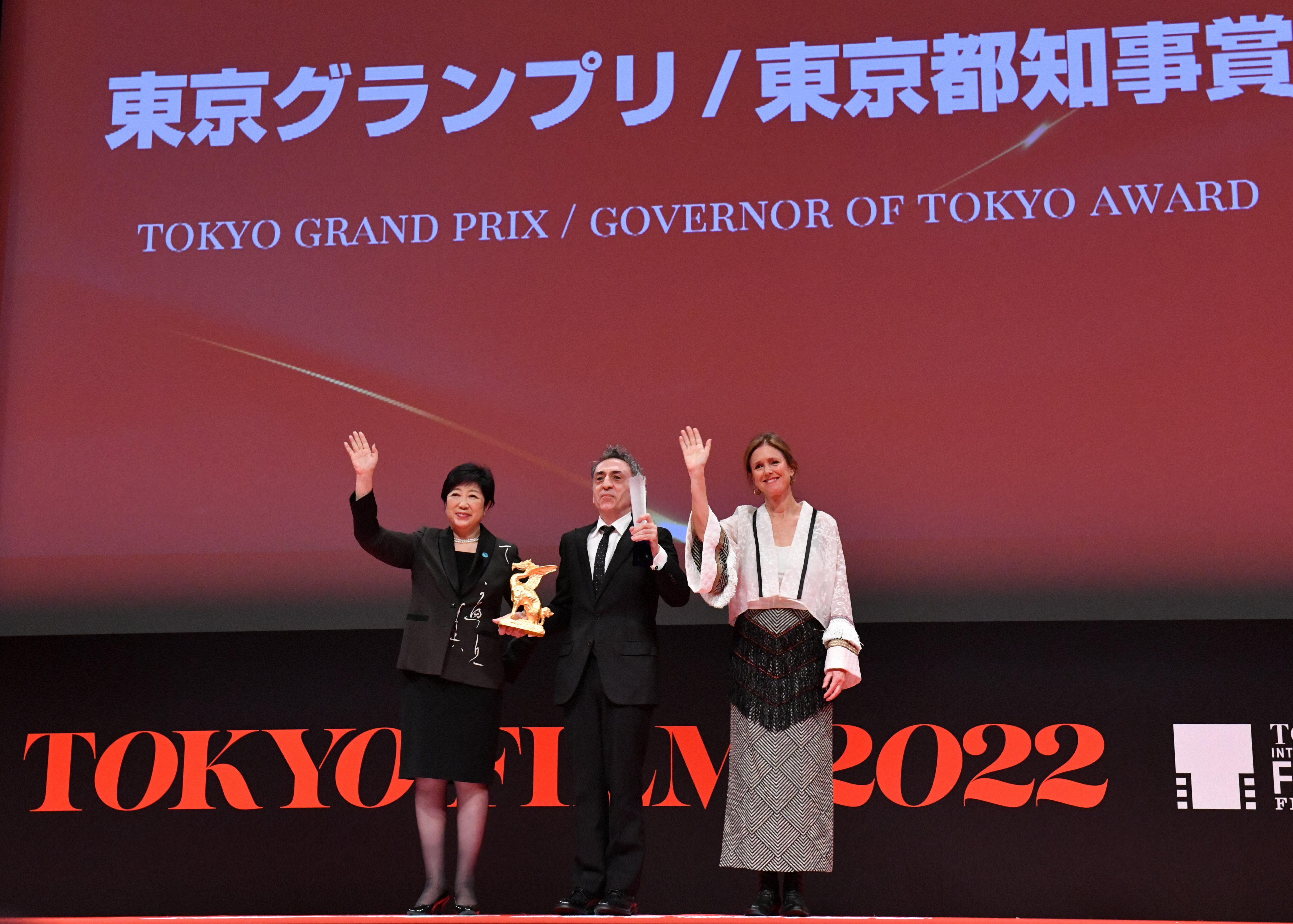 東京国際映画祭で東京グランプリに「ザ・ビースト」が選ばれ、代理でトロフィーを授与されたアルベルト・カレロ・ルゴ（中央）。左は小池百合子東京都知事、右は審査委員長のジュリー・テイモア＝宮間俊樹撮影