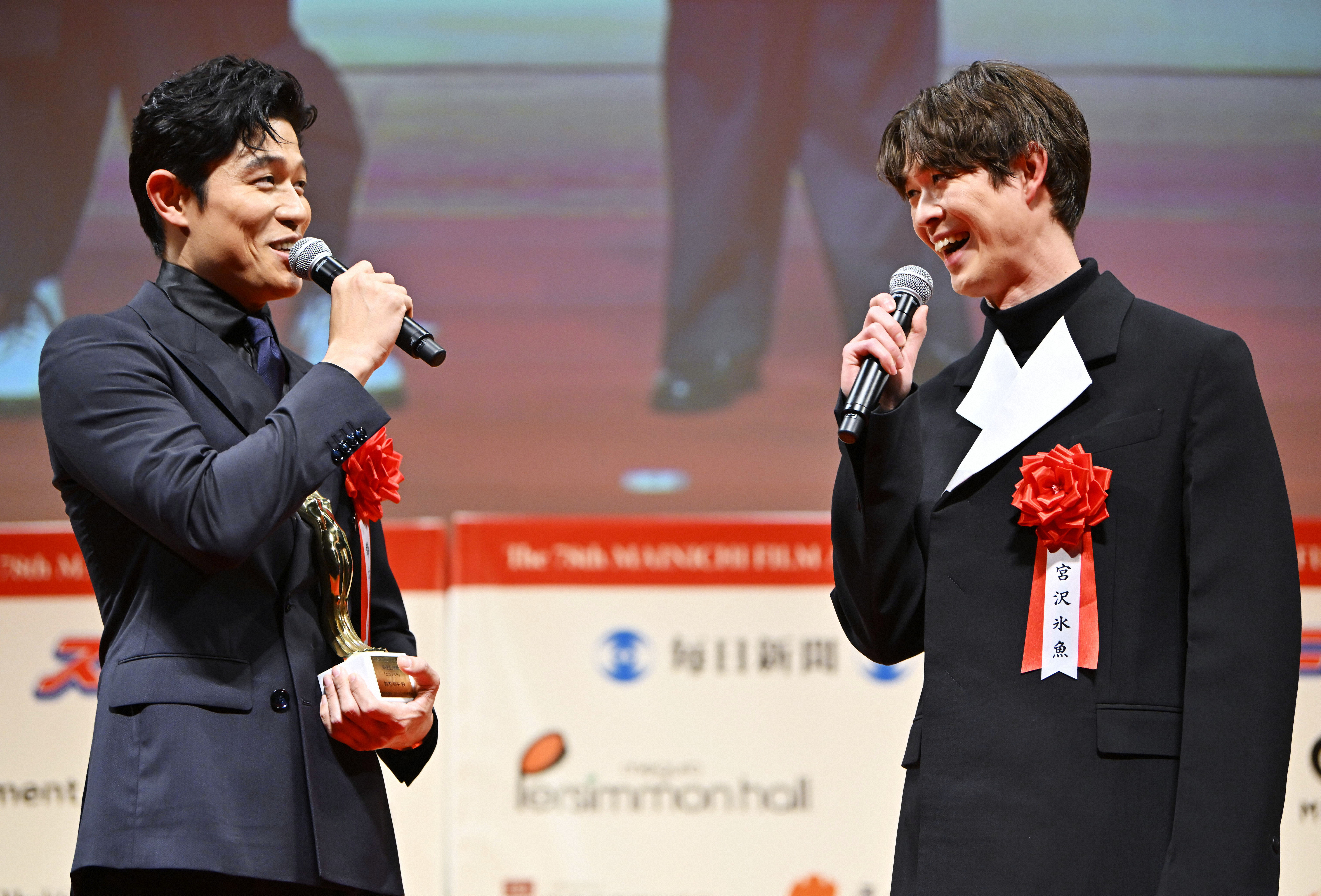 第78回毎日映コン表彰式で言葉を交わす男優主演賞の鈴木亮平（左）と男優助演賞の宮沢氷魚