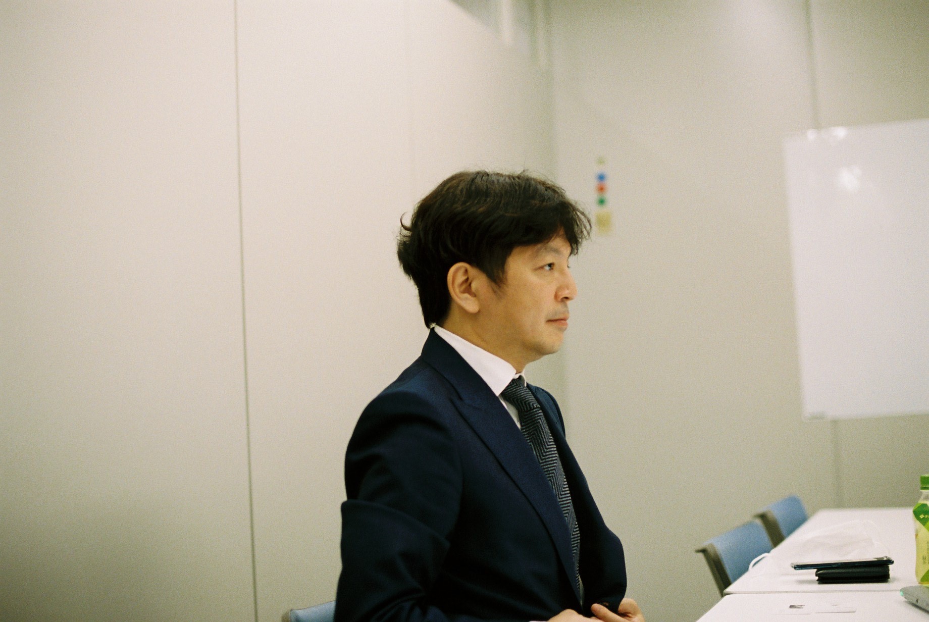 インタビュー中の質問を聞く映画・アニメ事業部長の渡辺信也氏