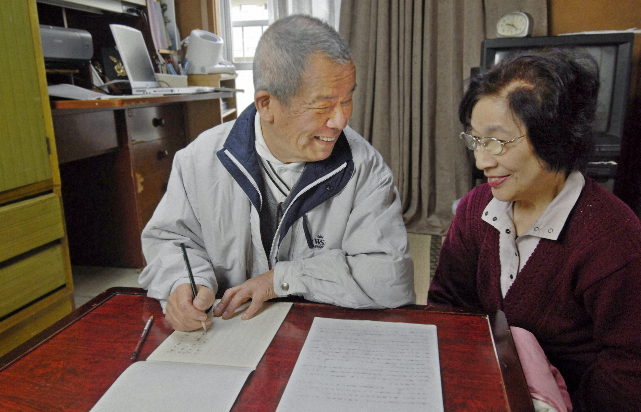 夜間中学で学んだ文字で妻皎子さん（右）にラブレターを書いた西畑保さん