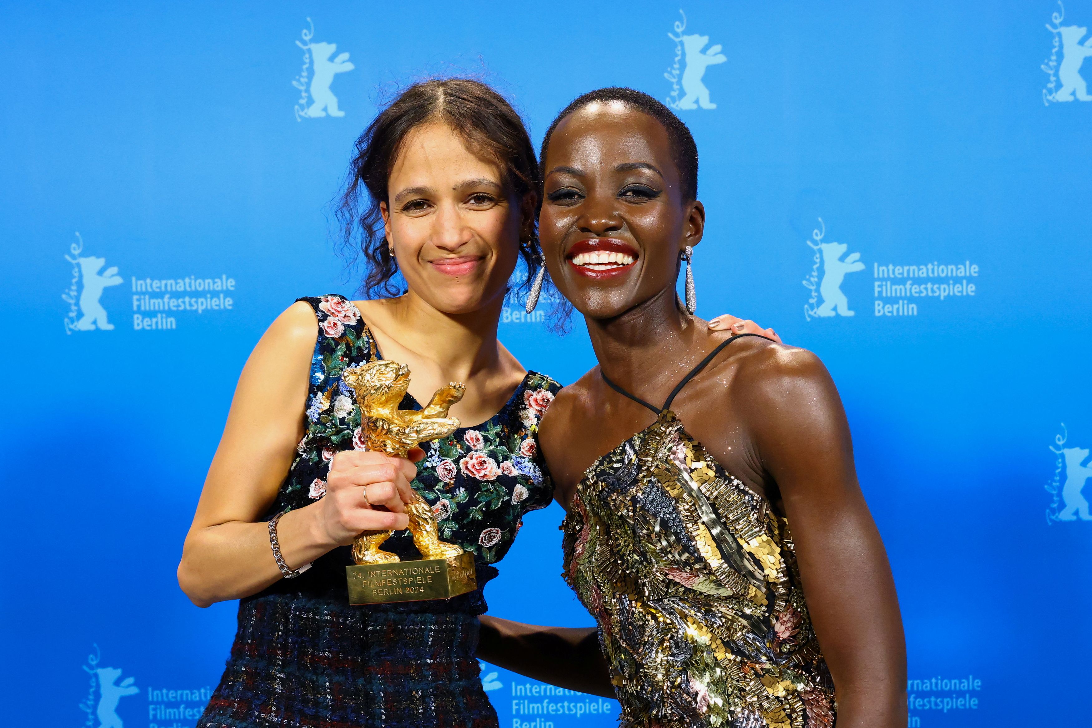 第74回ベルリン国際映画祭で金熊賞を受賞した「ダホメ」のマティ・ディオップ監督（左）と審査員長のルピタ・ニョンゴ＝2024年2月24日