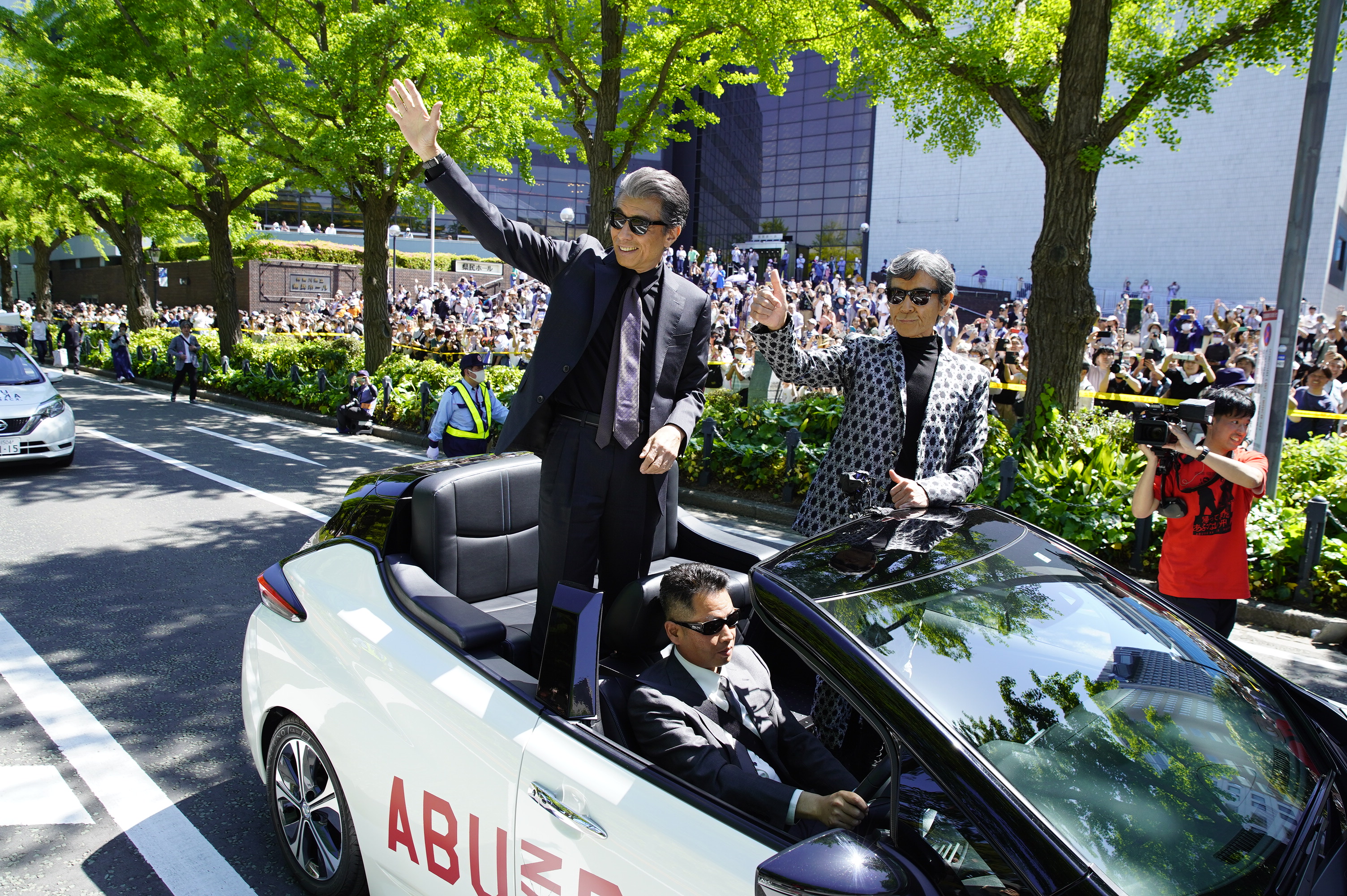 「ザよこはまパレード」に参加した「帰ってきたあぶない刑事」の舘ひろし（左）と柴田恭兵