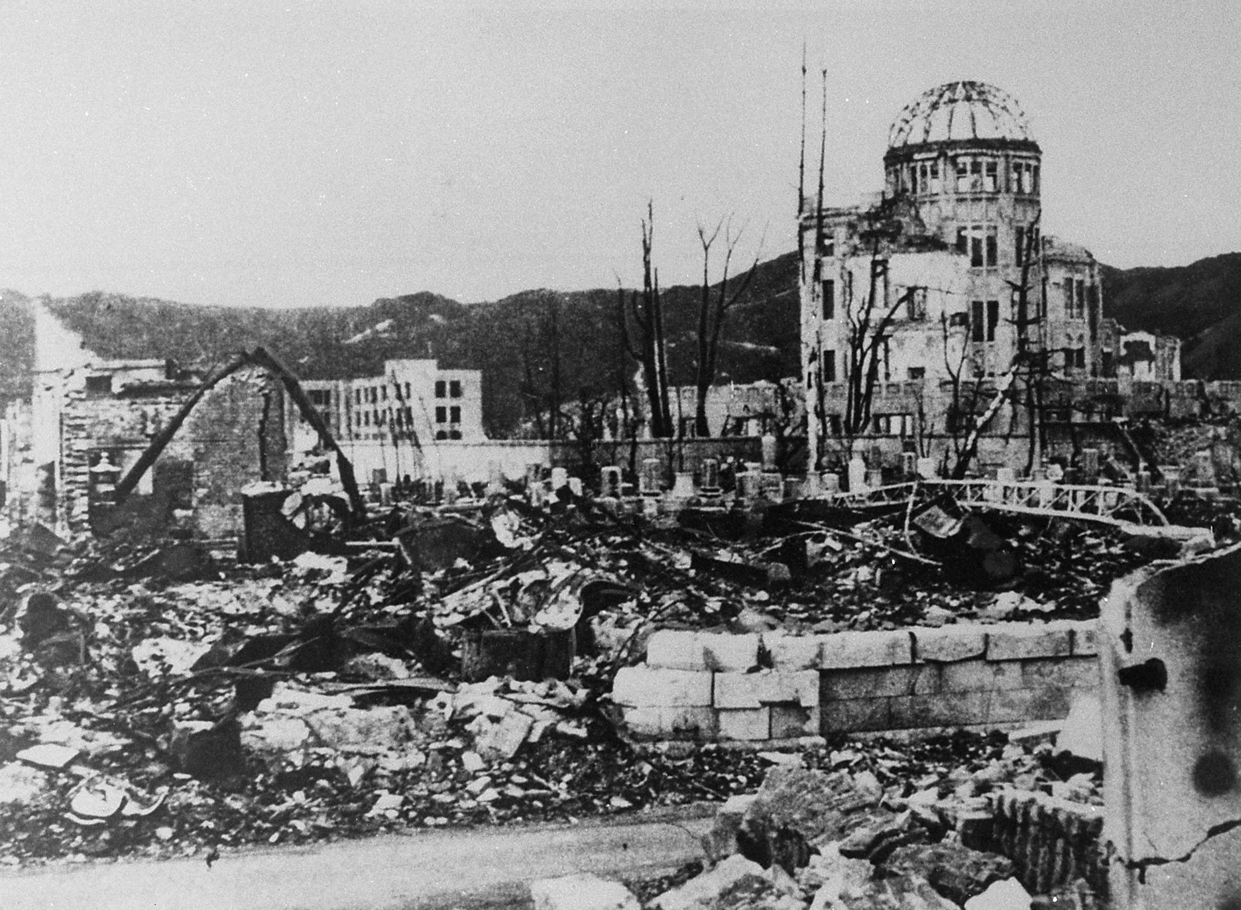 広島原爆・爆心地の産業奨励館付近＝1945年9月