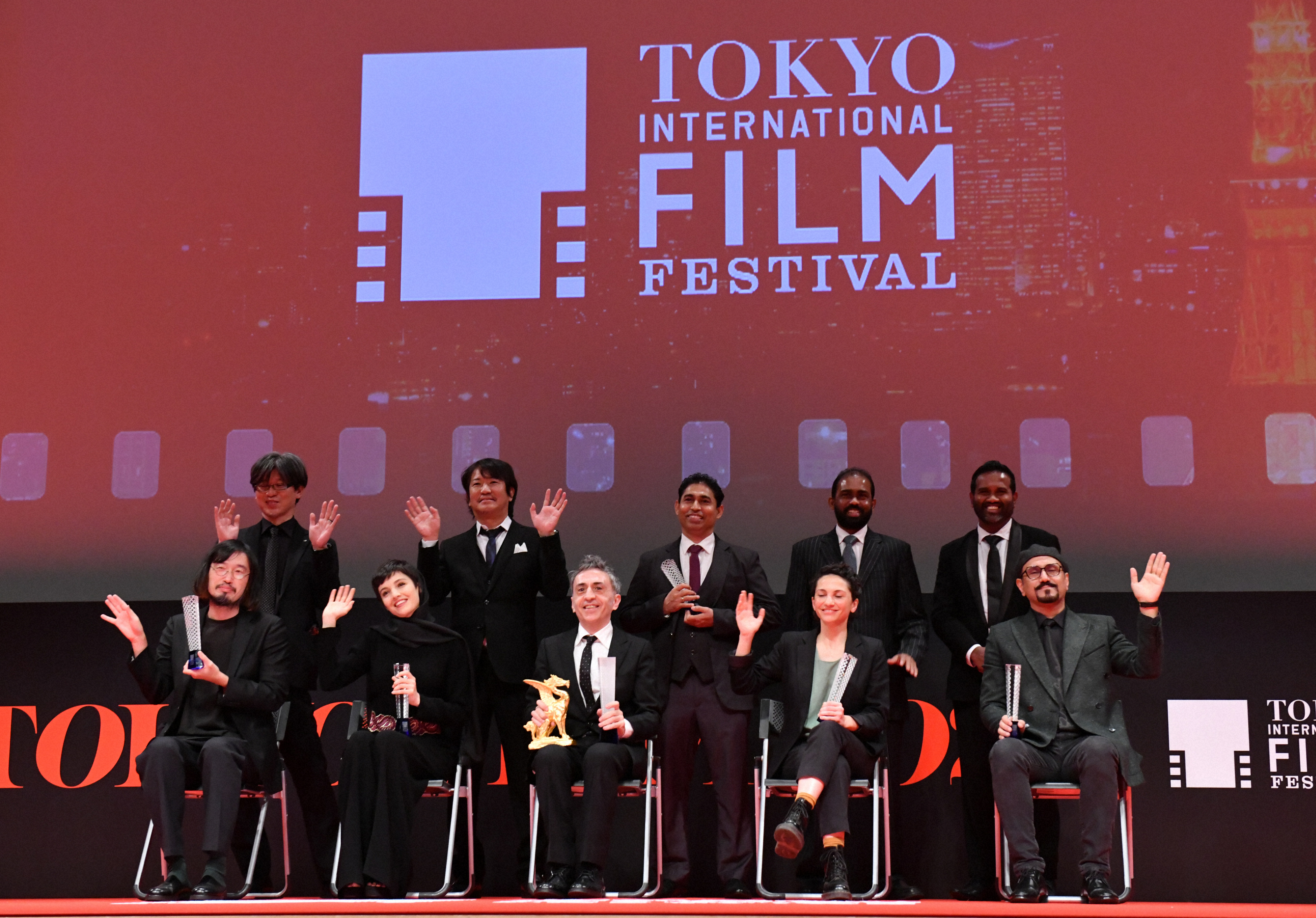 東京国際映画祭クロージングセレモニーで記念撮影に応じる各賞の受賞者ら＝宮間俊樹撮影