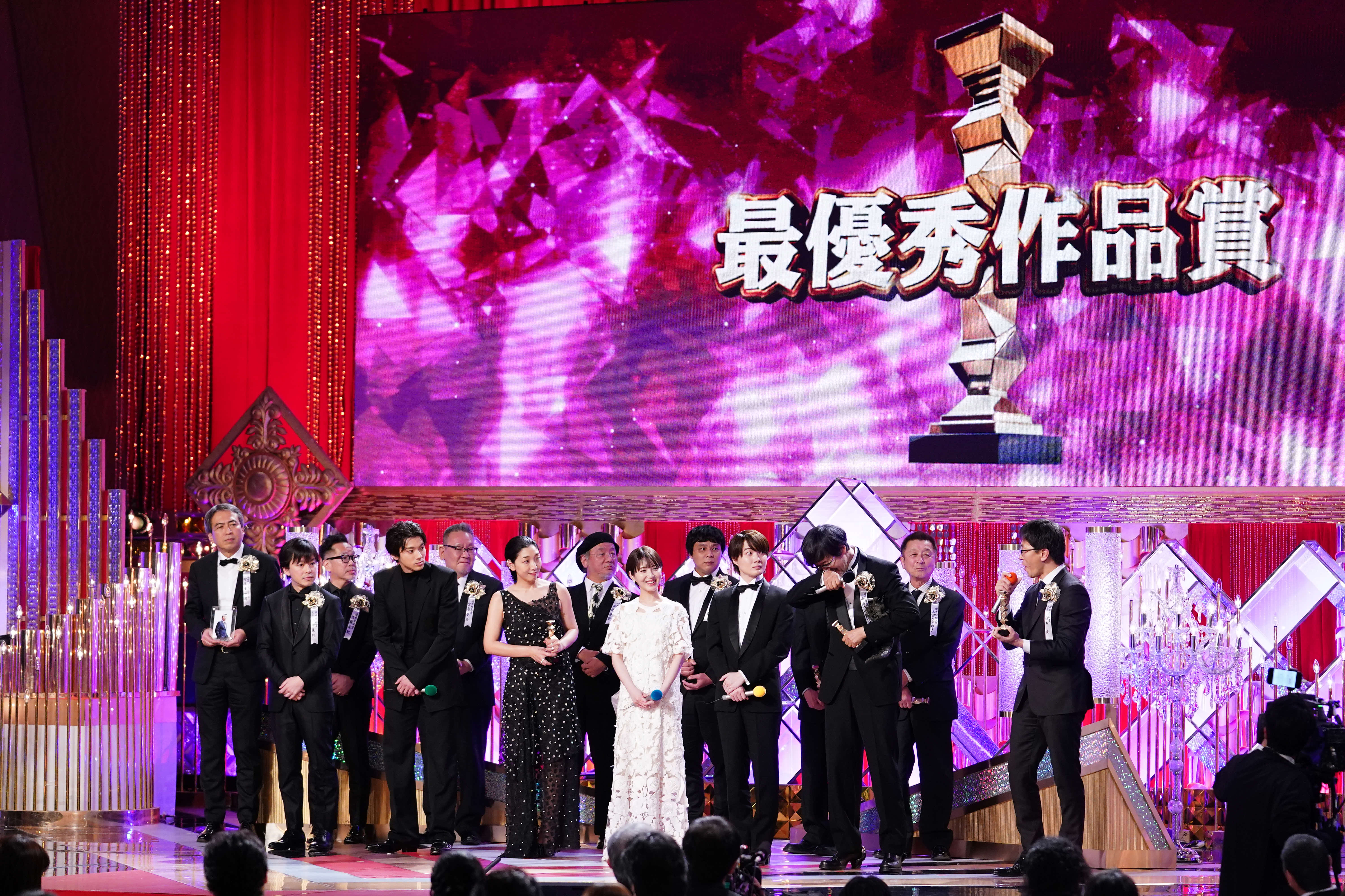 第47回日本アカデミー賞最優秀作品賞を受賞し、ステージに上がる安藤サクラ（中央）ら「ゴジラ-1.0」の出演者と山崎貴監督（右から３人目）