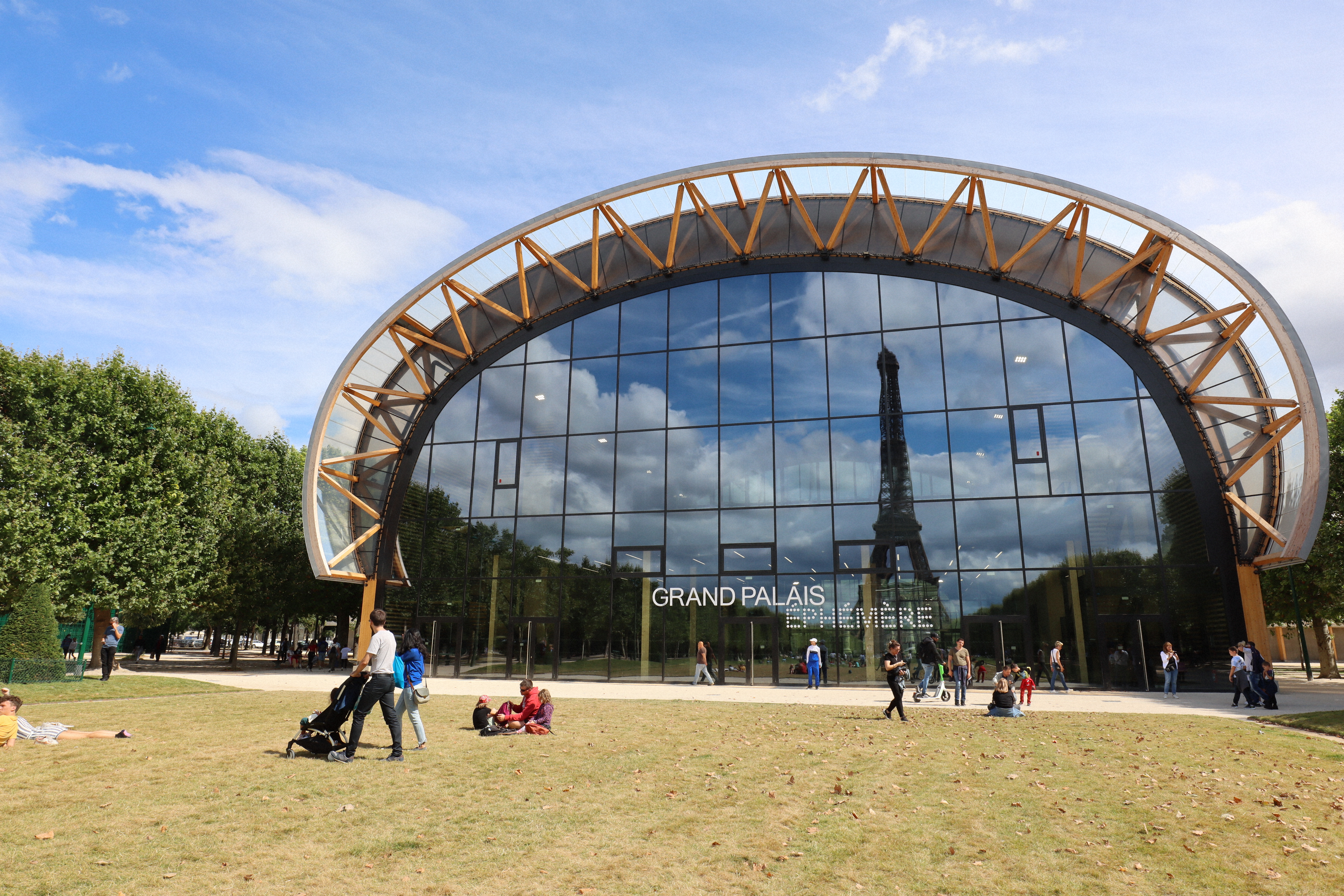 エッフェル塔に隣接するシャンドマルス公園に建てられた仮設建物。パリ五輪で柔道などの競技場として利用される