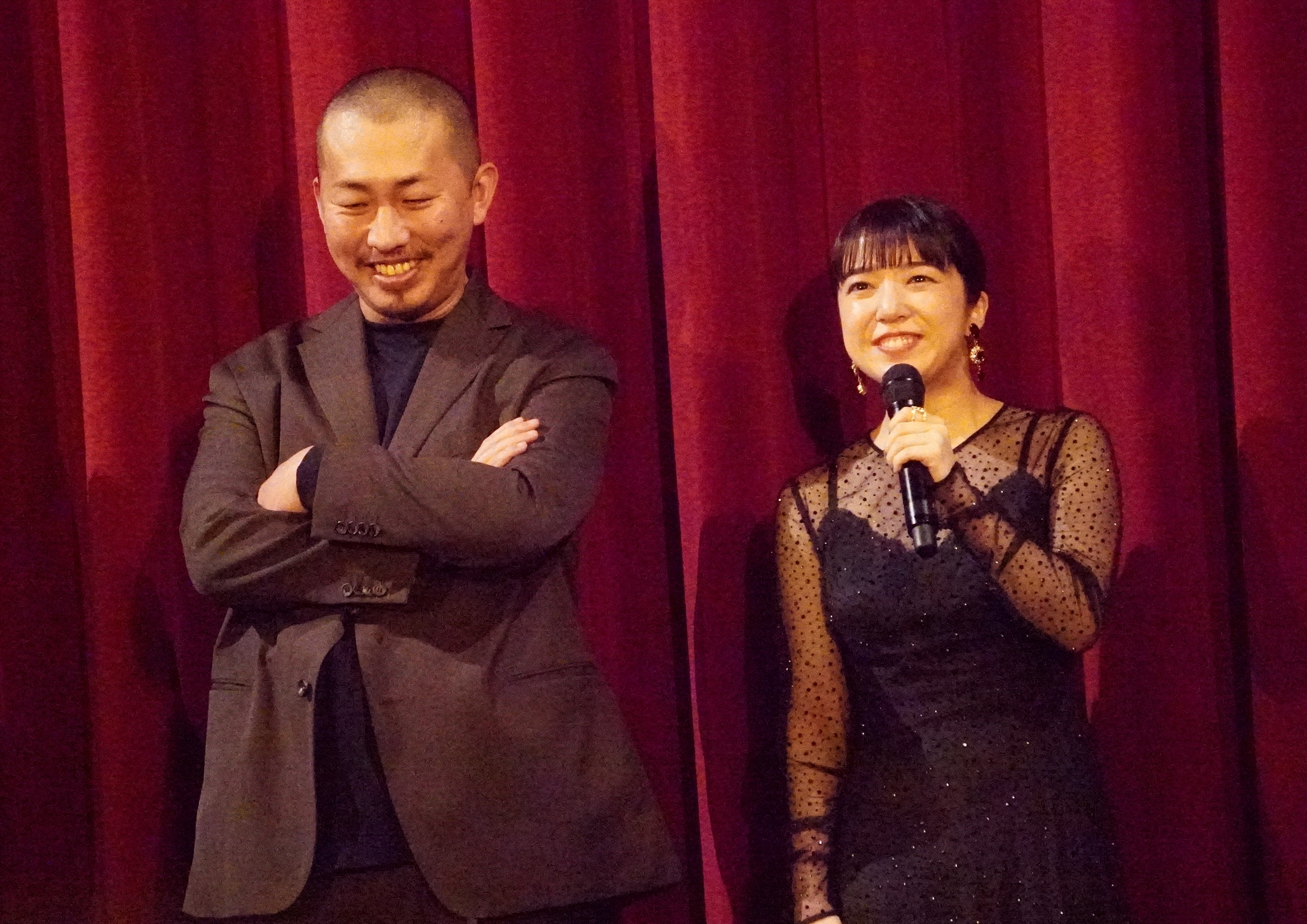 第74回ベルリン国際映画祭　「夜明けのすべて」上映で質問に答える三宅唱監督（左）と上白石萌音