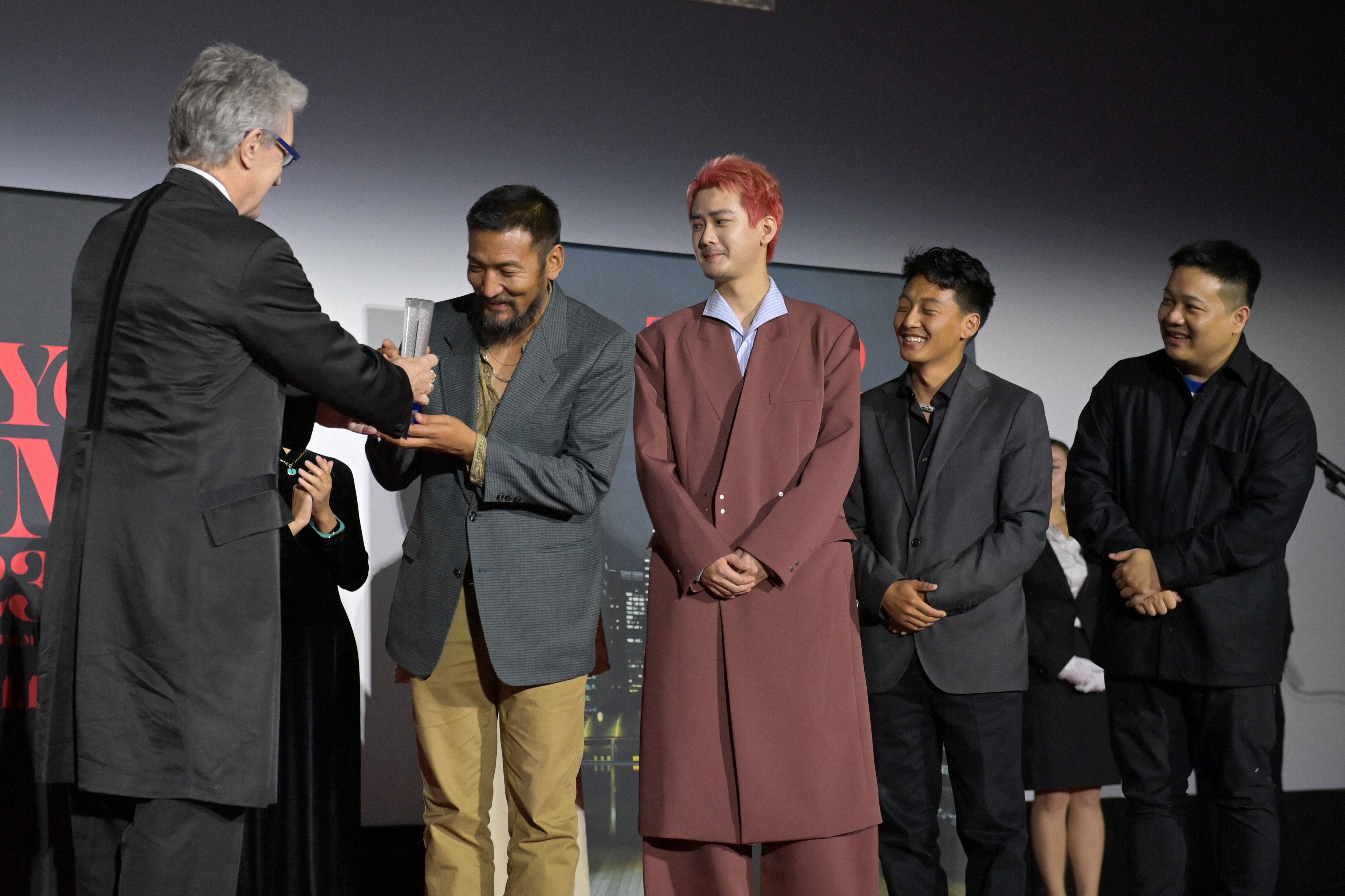 第36回東京国際映画祭で東京グランプリを受賞し、ビム・ベンダース審査委員長（左端）からトロフィーを受け取る「雪豹」の俳優陣ら＝北山夏帆撮影