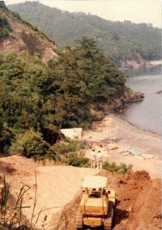 1980年版「将軍 SHOGUN」のロケセットを建てるため、三重・紀伊長島の海岸を造成した＝提供写真