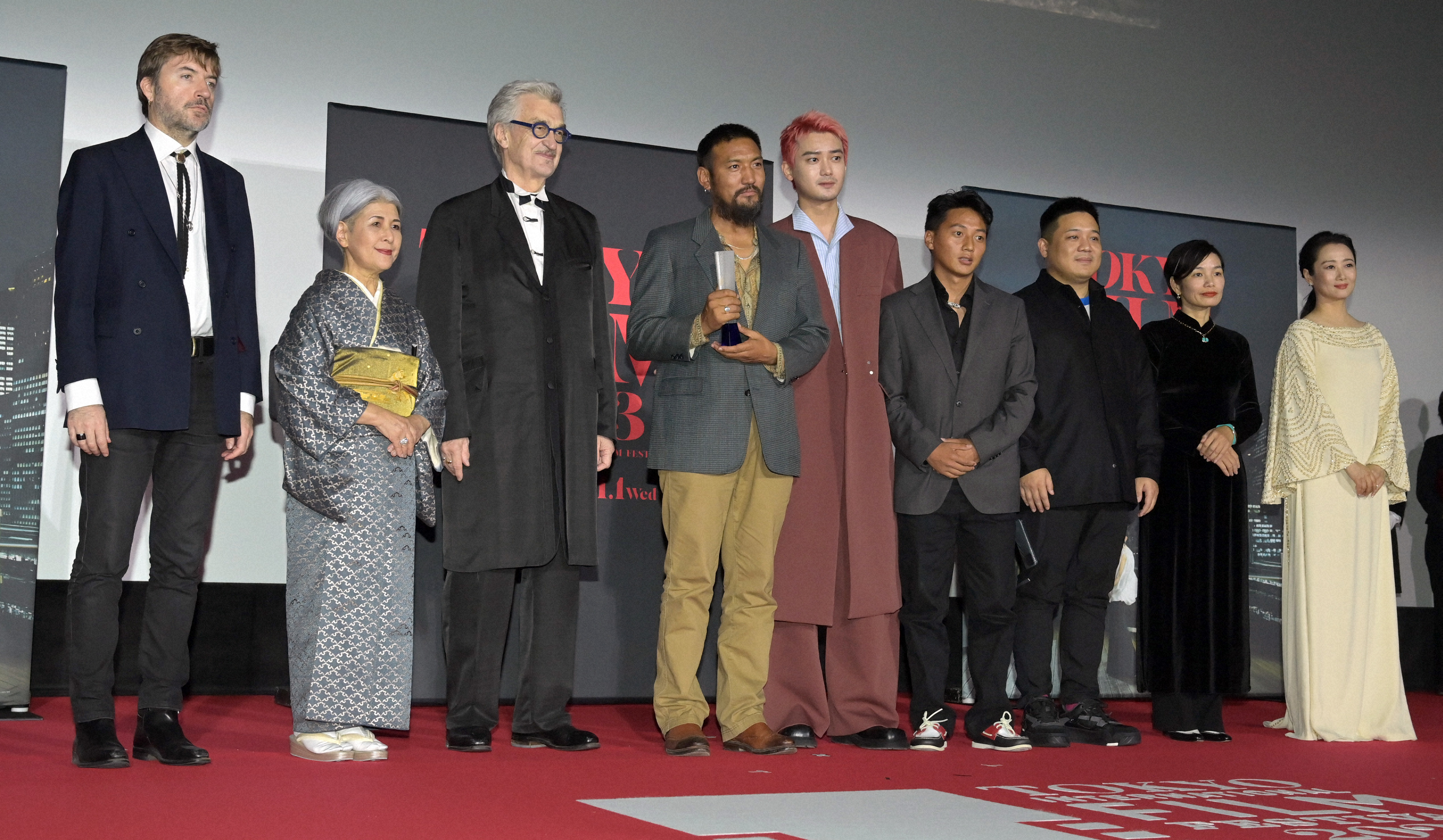 東京グランプリを受賞した「雪豹」（ペマ・ツェテン監督）の俳優陣（左から４～７人目）らと記念撮影するビム・ベンダース審査委員長（同３人目）ら