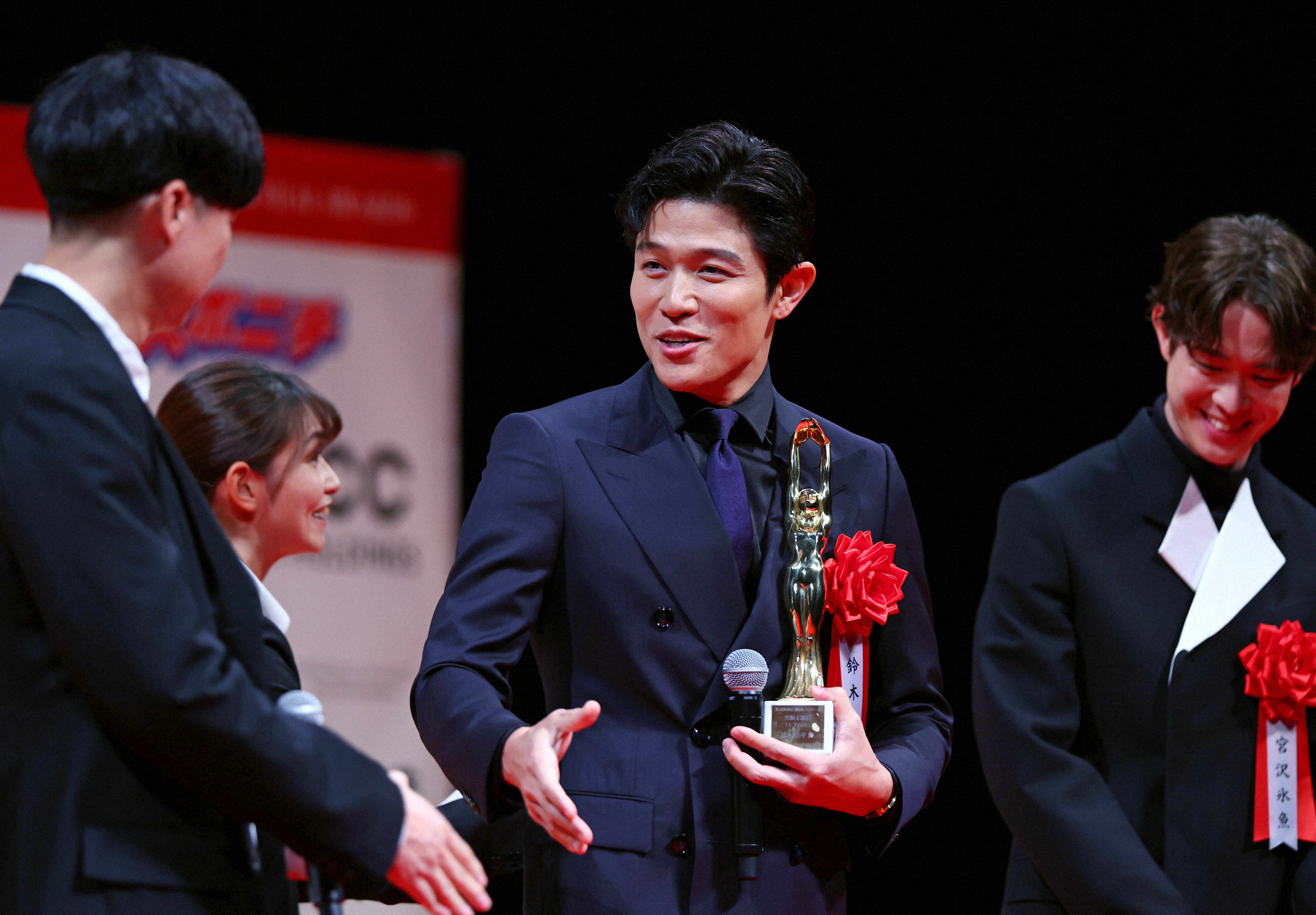 第78回毎日映コン表彰式で、男優主演賞を受賞した鈴木亮平（中央）と男優助演賞の宮沢氷魚（右）