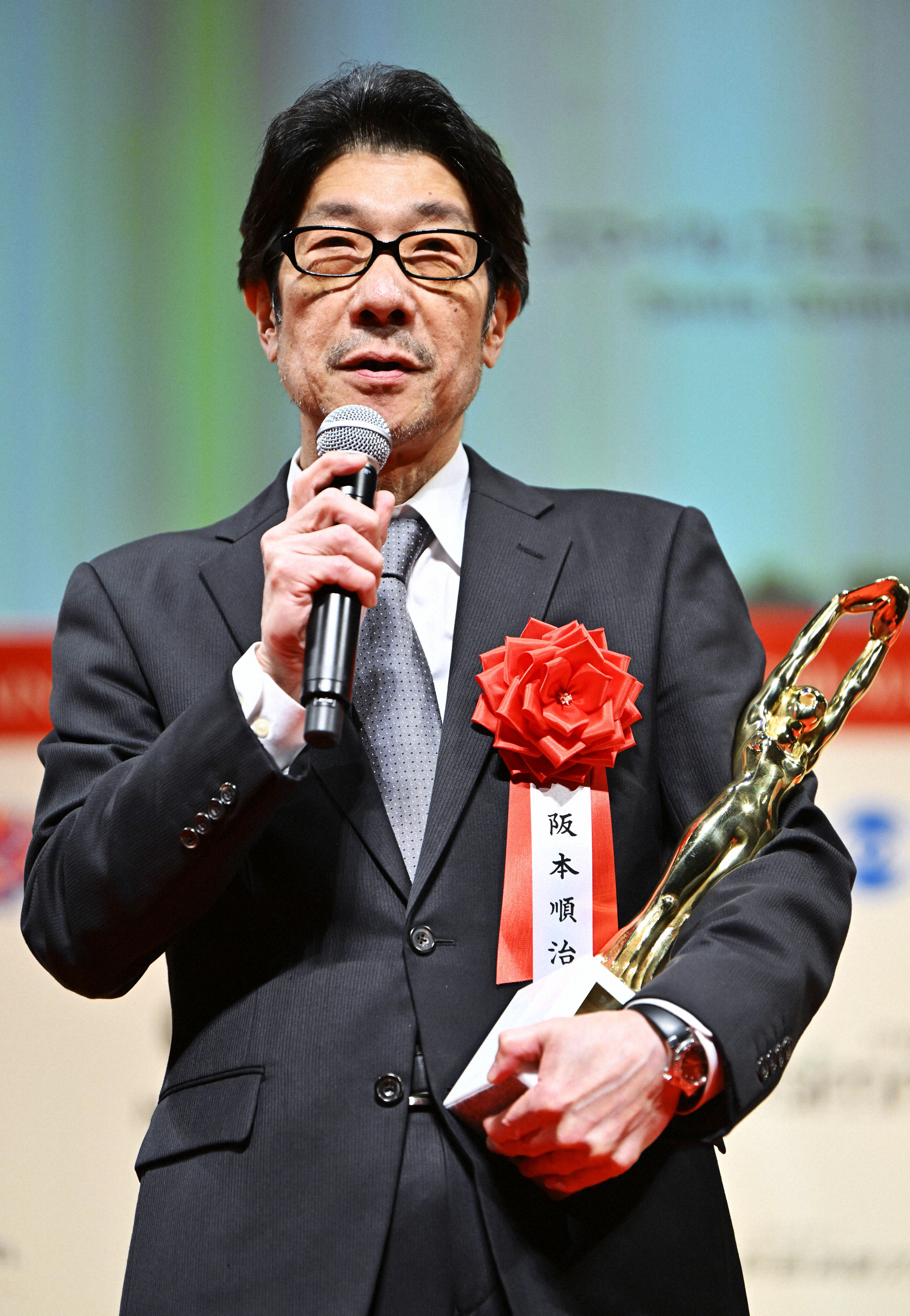 第７８回毎日映画コンクールの表彰式で、脚本賞と日本映画大賞を受賞しあいさつする「せかいのおきく」の阪本順治監督