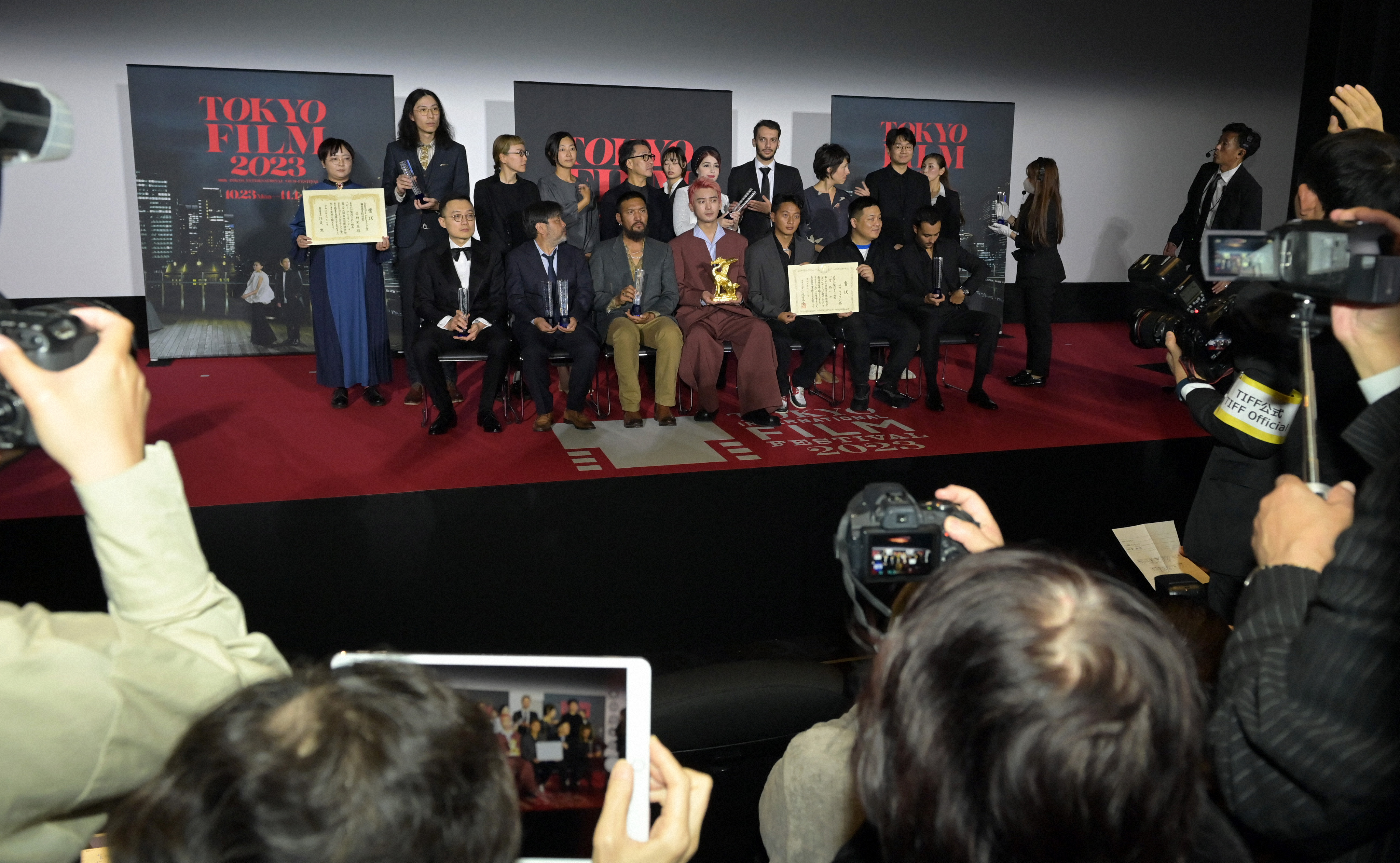 東京国際映画祭のクロージングセレモニーを終え、記念撮影する受賞者ら