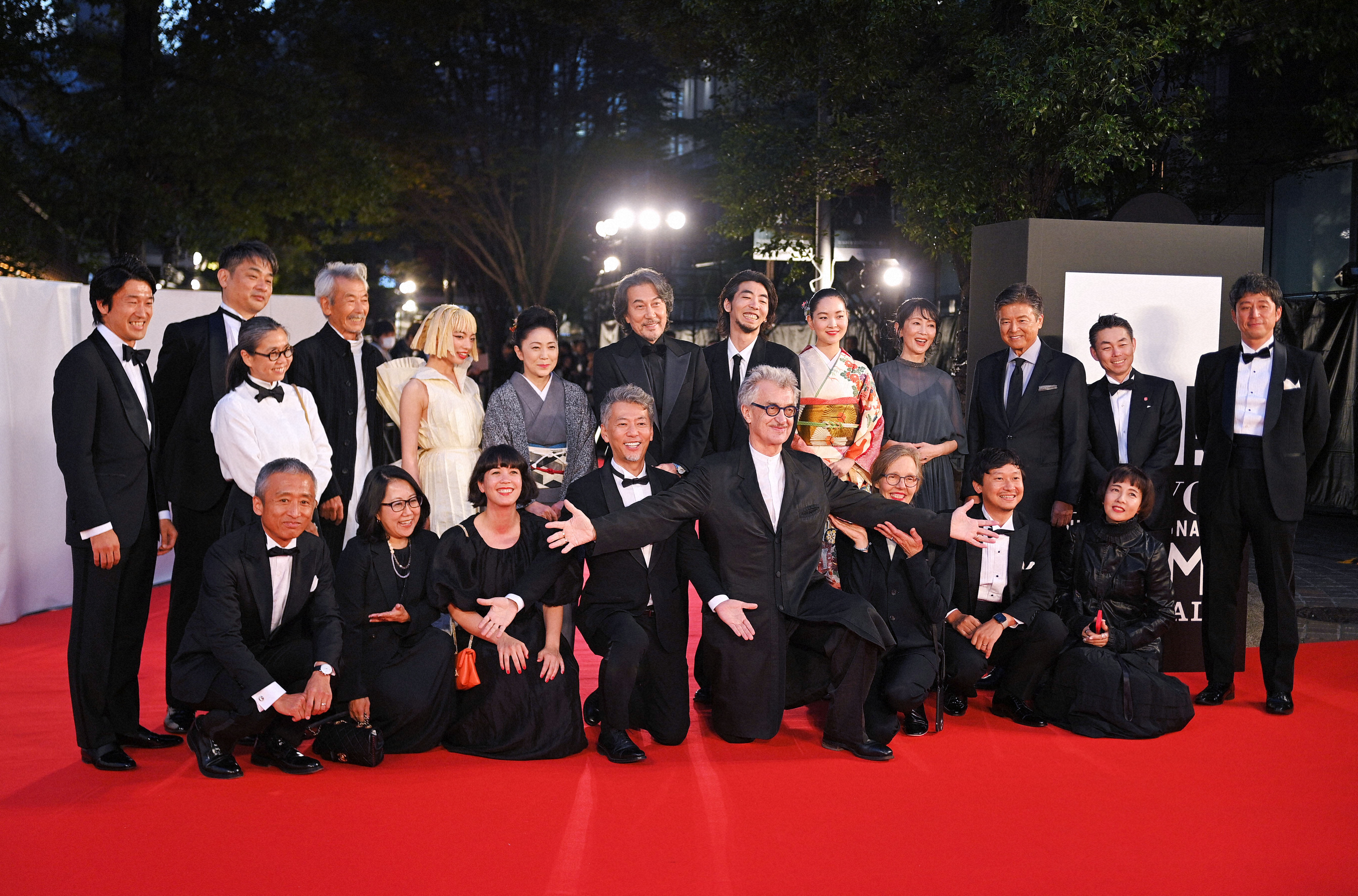 第36回東京国際映画祭のレッドカーペット登場した「PERFECT DAYS」のビム・ベンダース監督（前列右から４人目）、役所広司（後列中央左）、柄本時生（同右）ら＝2023年10月23日、前田梨里子撮影
