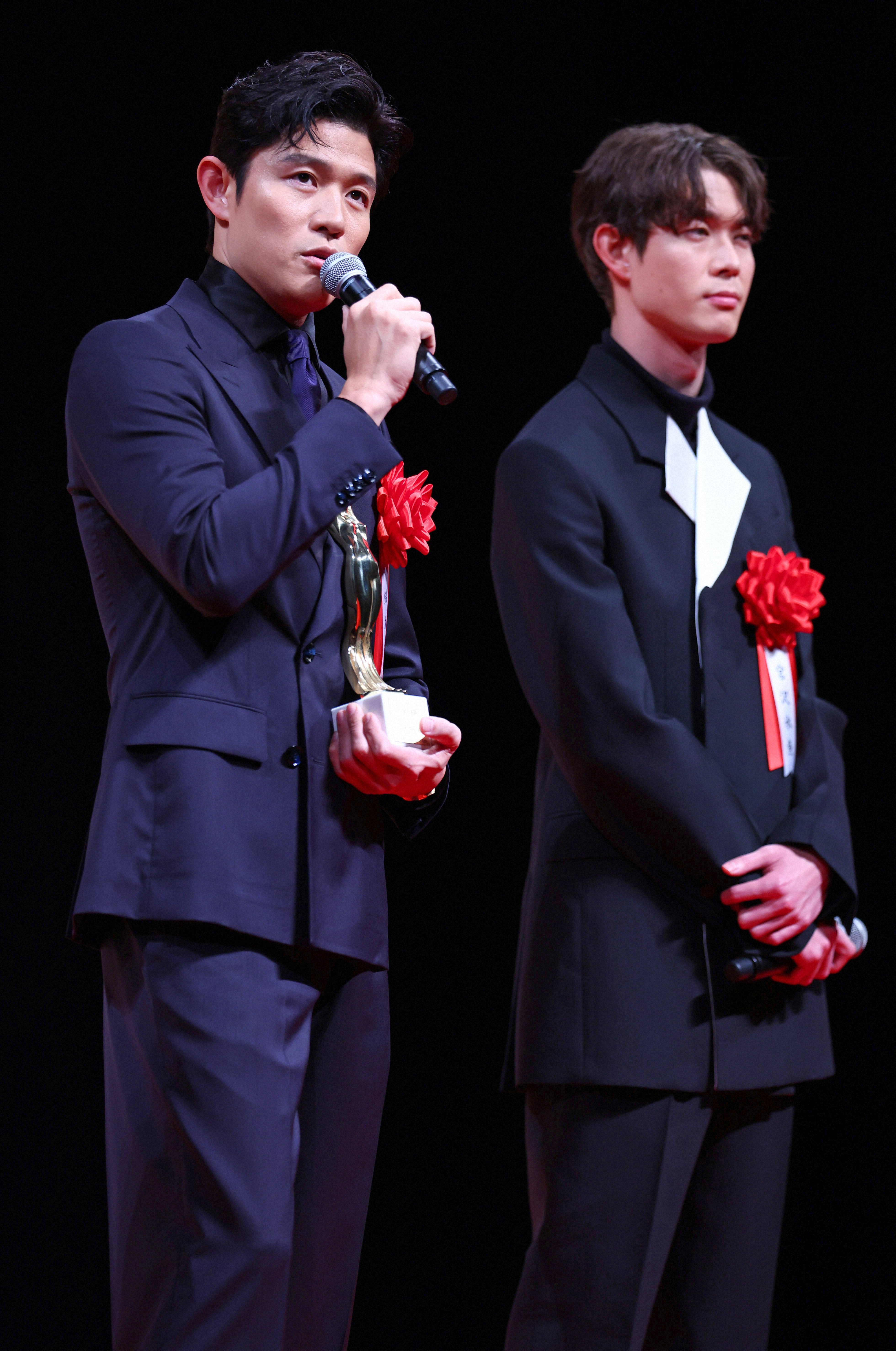 第78回毎日映コン表彰式で男優主演賞を受賞した喜びを語る鈴木亮平（左）と男優助演賞の宮沢氷魚