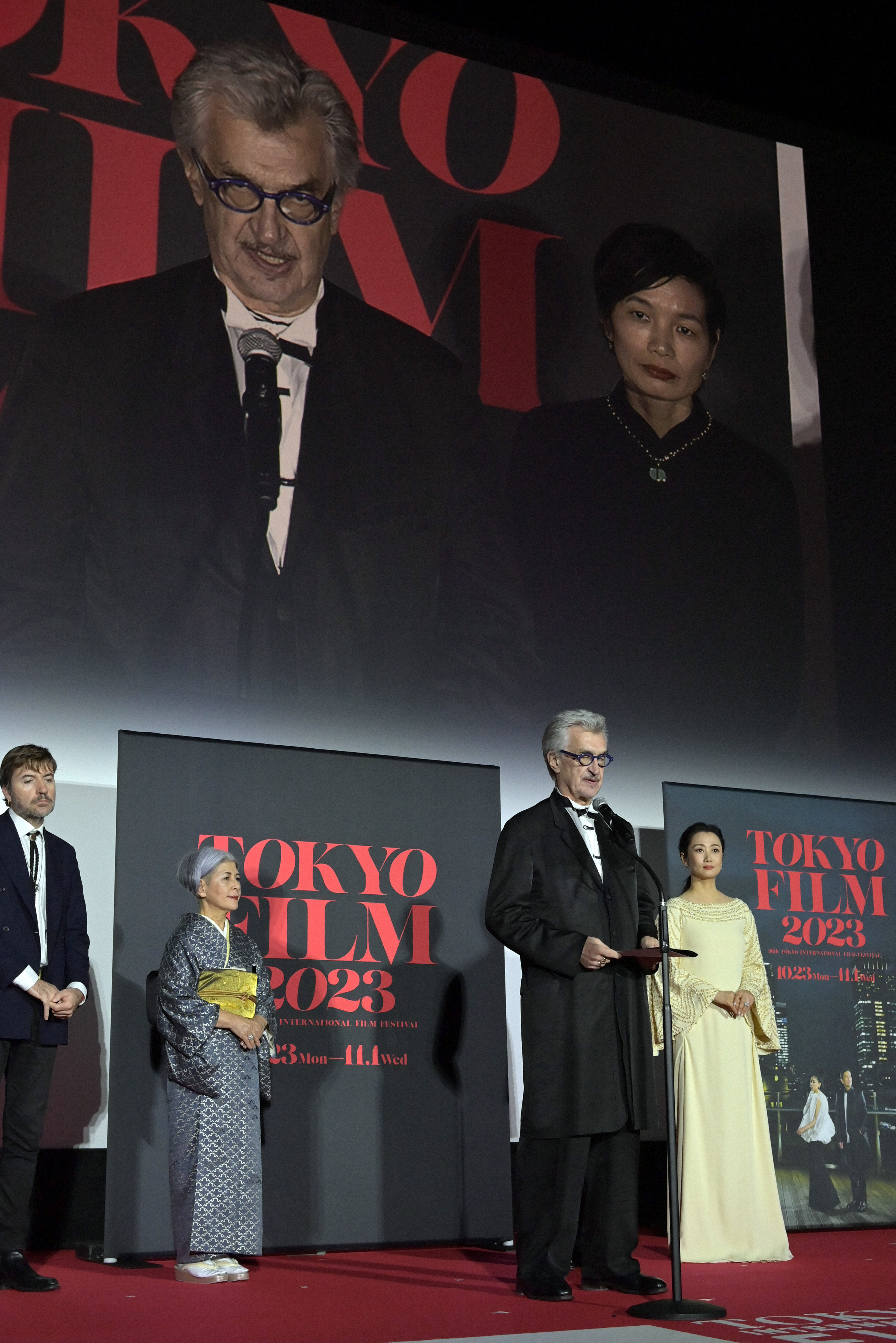 東京国際映画祭のクロージングセレモニーであいさつする審査委員長のビム・ベンダース監督（中央）