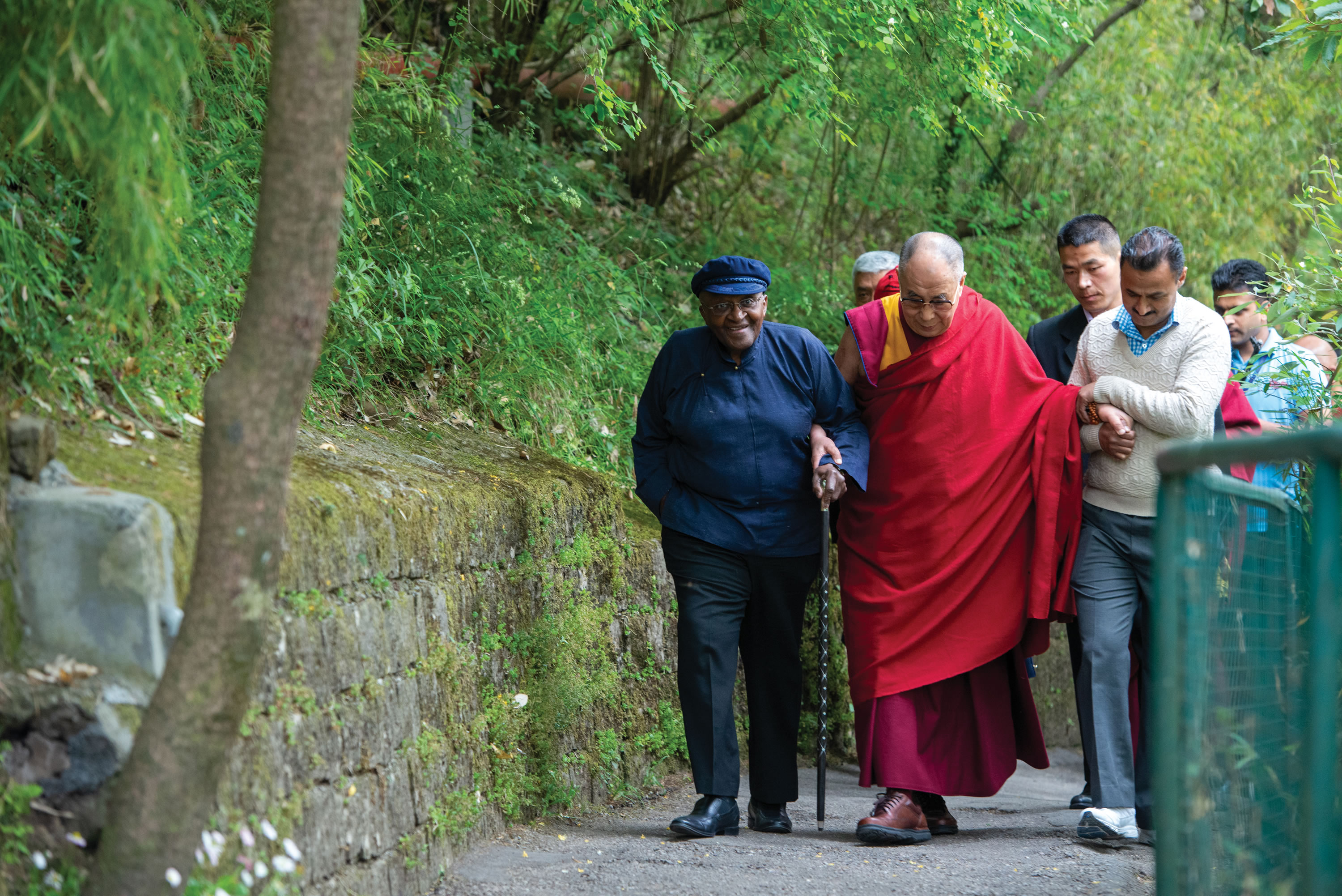 インドのナムギャル僧院の小道を歩くデズモンド・ツツ大主教とダライ・ラマ法王
