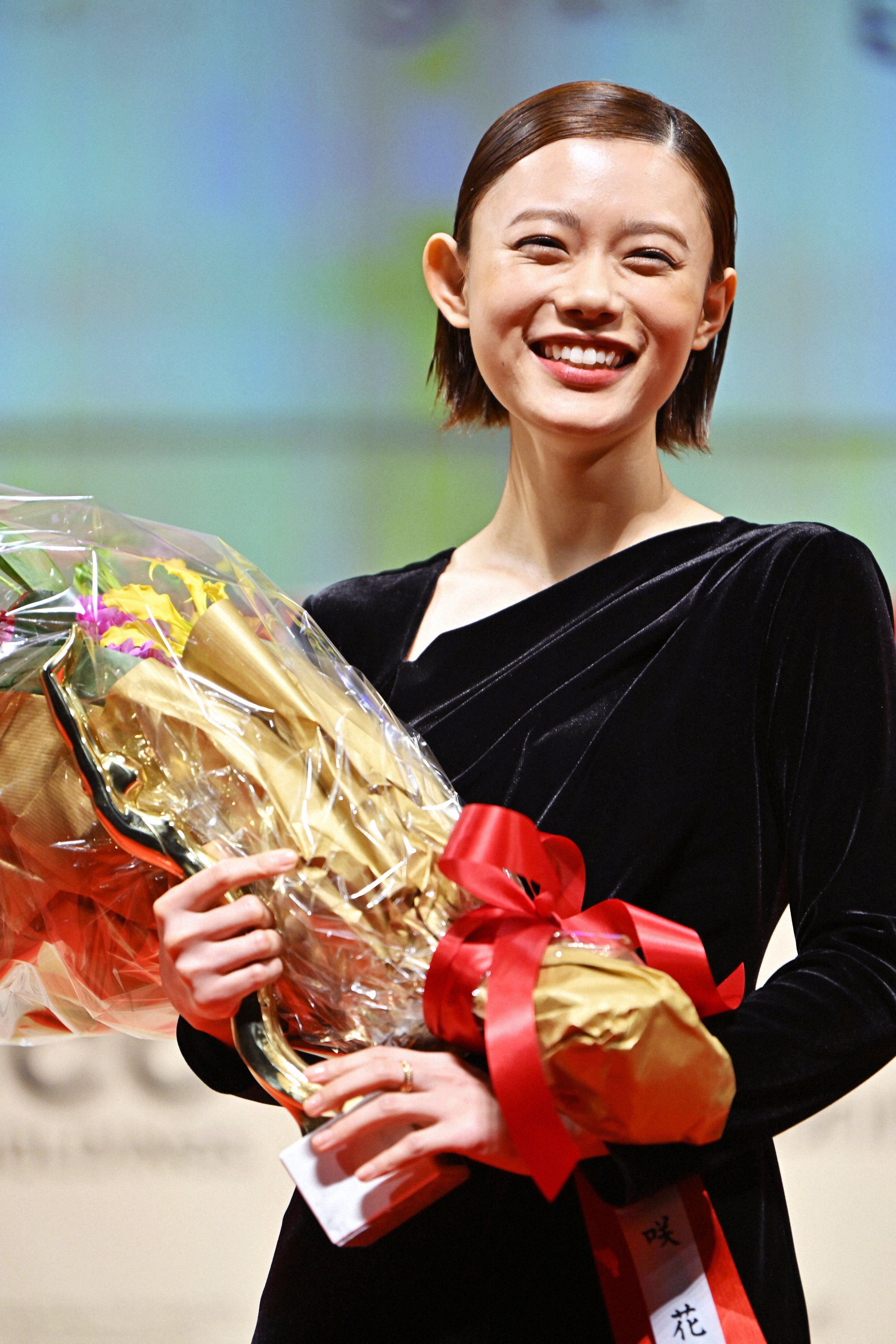 第78回毎日映コン表彰式であいさつする女優主演賞の杉咲花