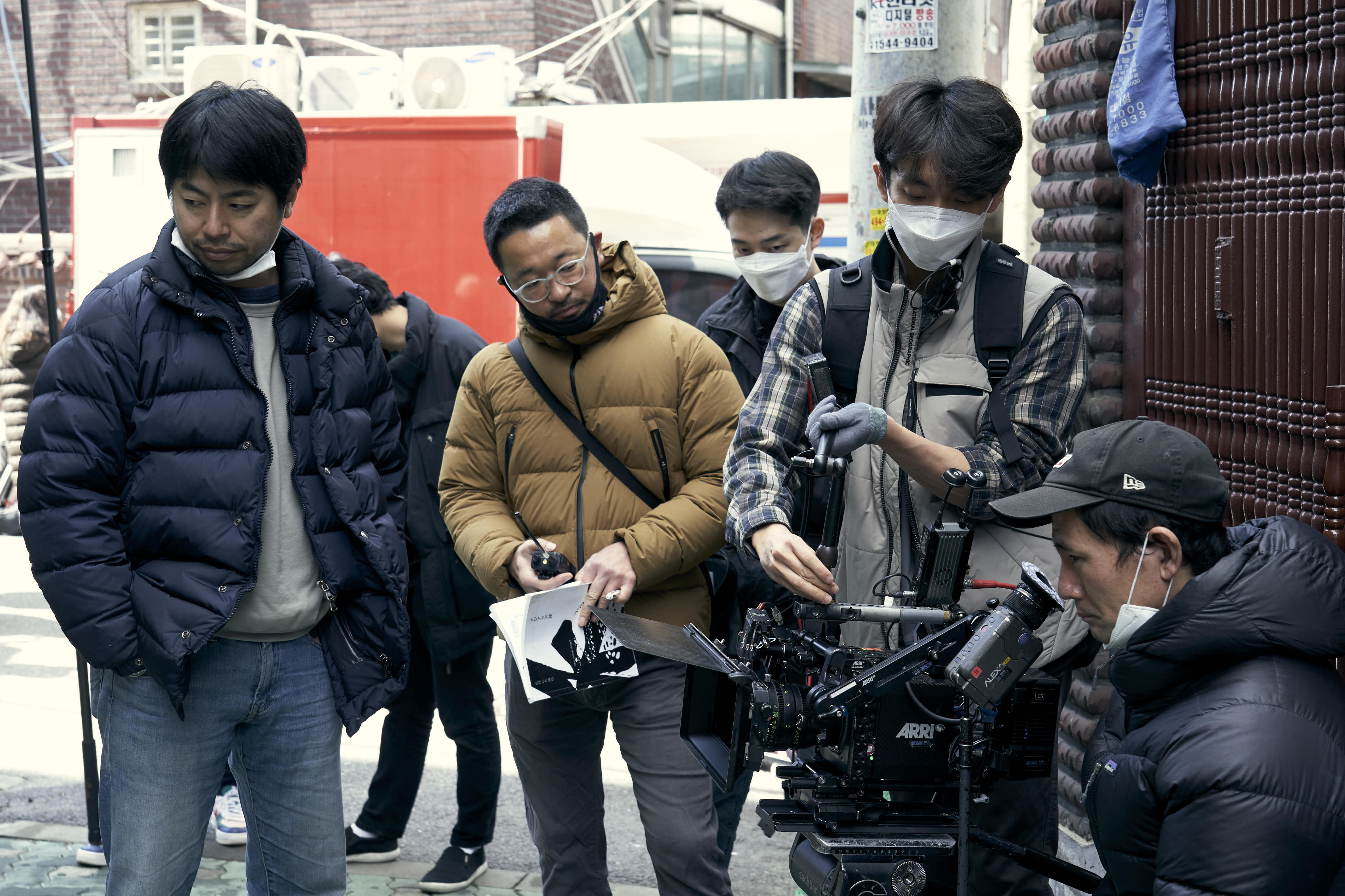 韓国で撮影された「アジアの天使」の現場で＝2020年2月、ソウル・サガジョン 駅近辺。左端は石井裕也監督