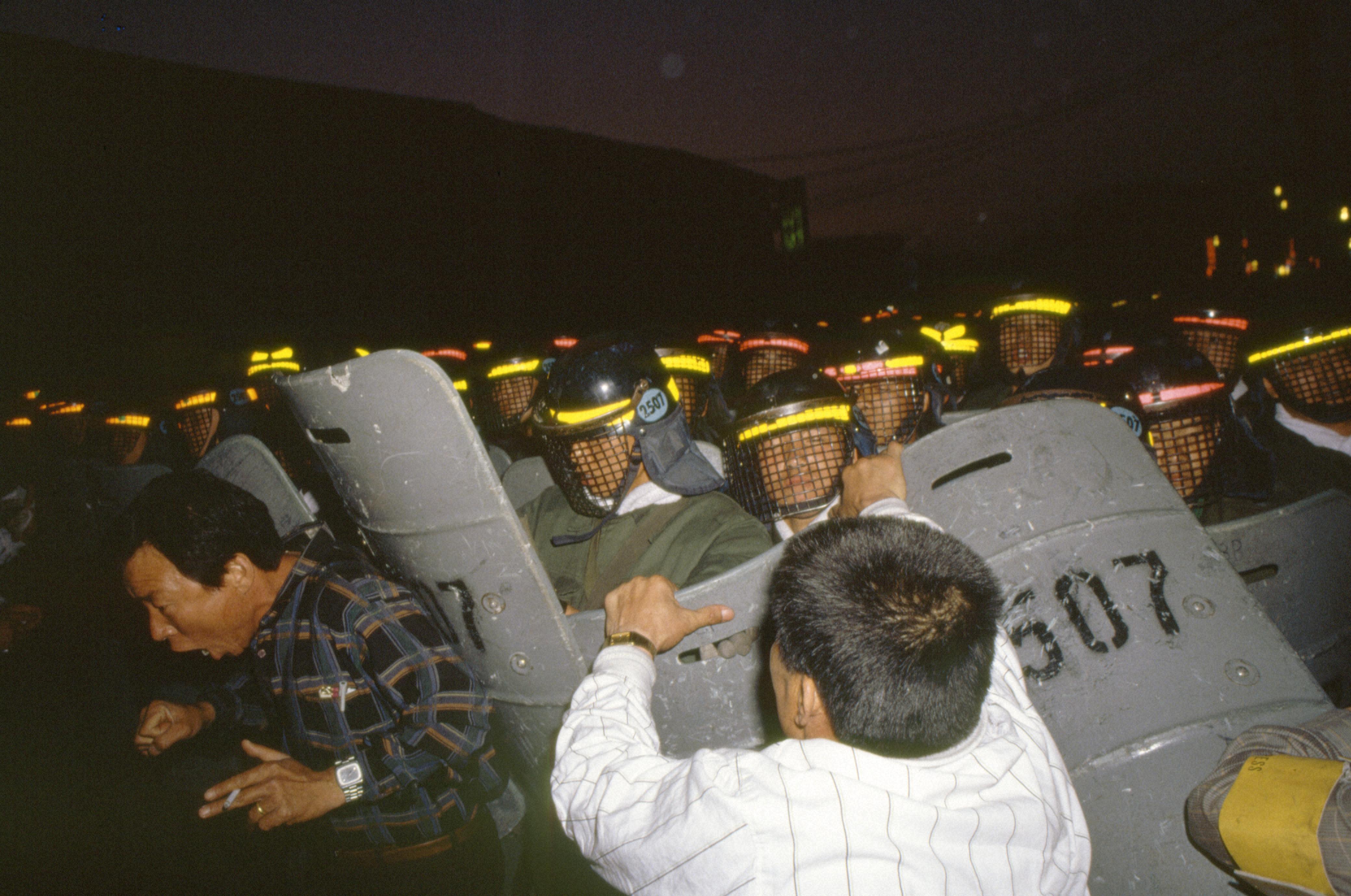 光州事件11周年を翌日に控えて開かれた「前夜祭」で、学生や市民ら約１万人が参加、盧泰愚政権打倒を叫んだ