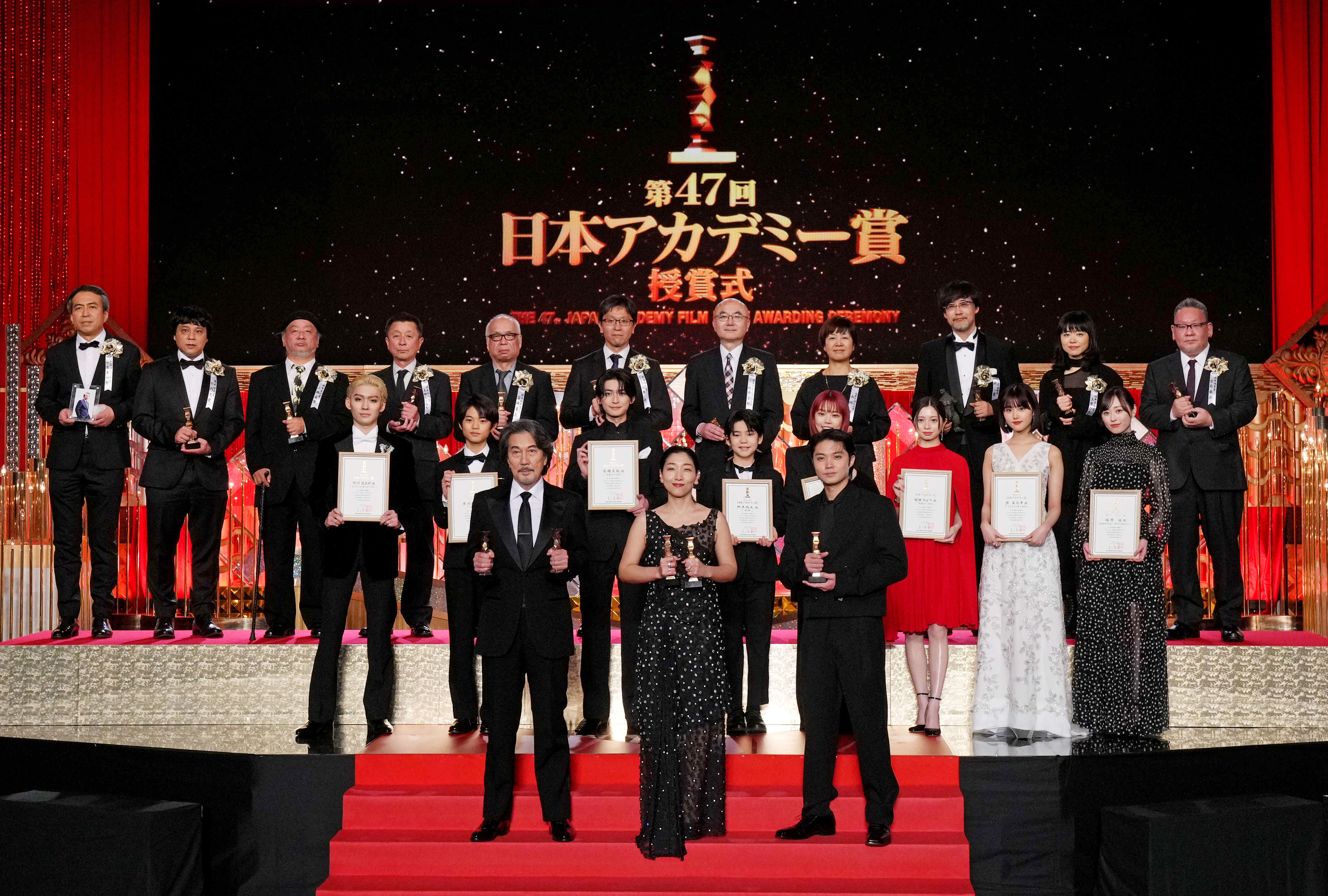 第47回日本アカデミー賞授賞式を終え、写真に納まる（前列左から）役所広司、安藤サクラ、磯村勇斗ら受賞者たち