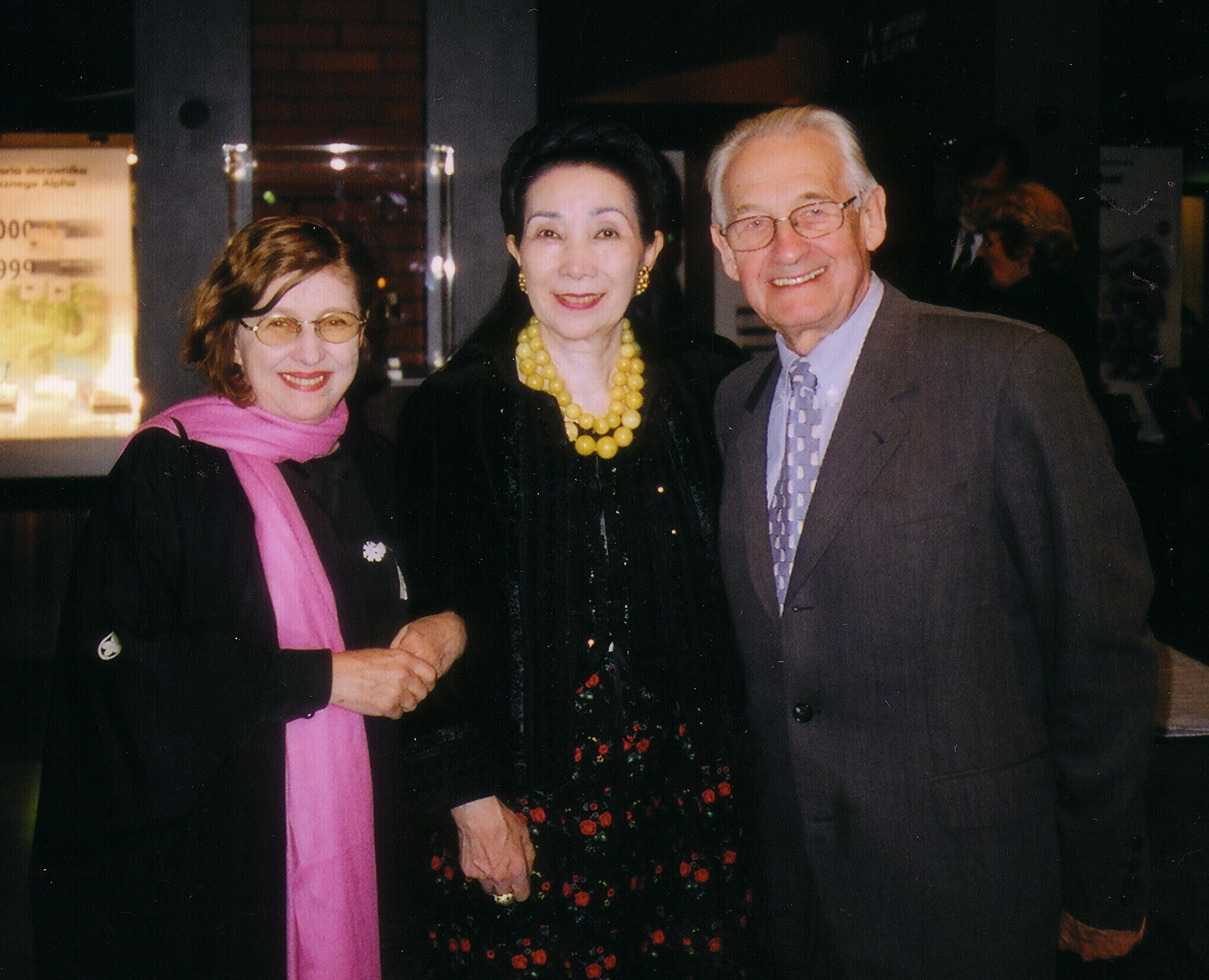 髙野悦子総支配人（中央）とアンジェイ・ワイダ監督夫妻＝2000年５月、提供写真