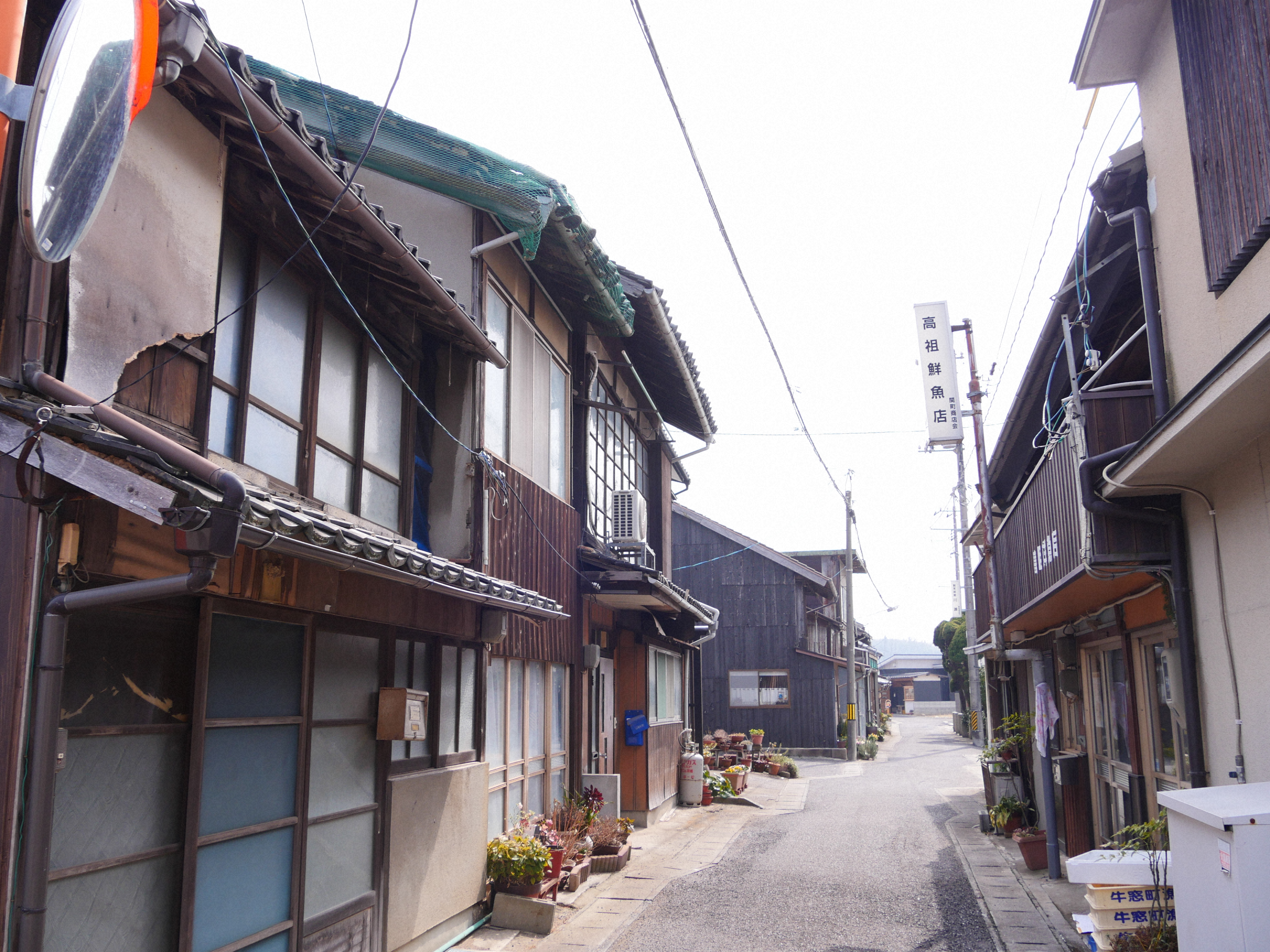 牛窓の風景。海沿いから路地に入ると、江戸から昭和初期に建てられた商店や民家などが建ち並ぶ