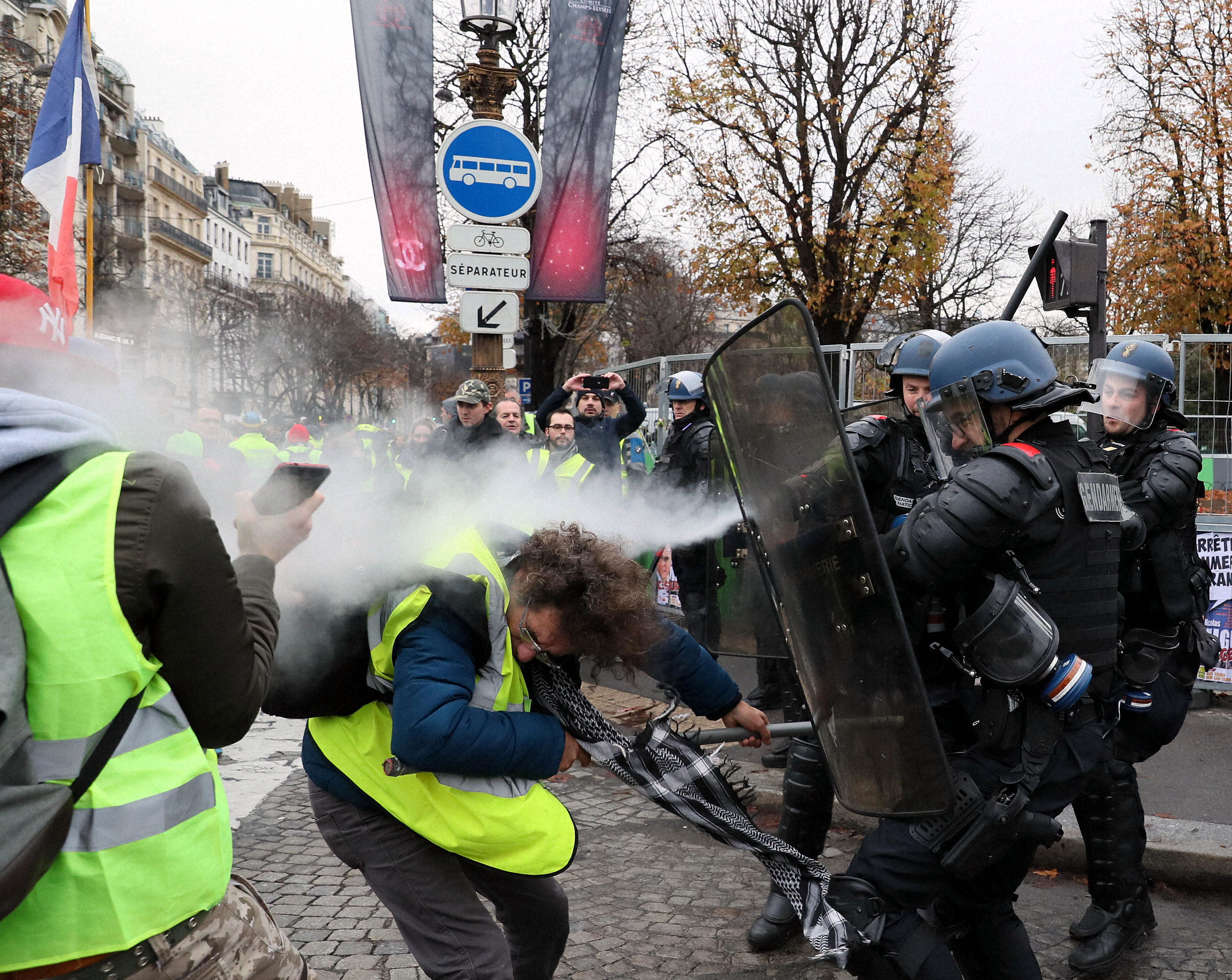 警察官と衝突し、催涙スプレーをかけられるデモ隊の男性＝パリで2018年11月幾島健太郎撮影