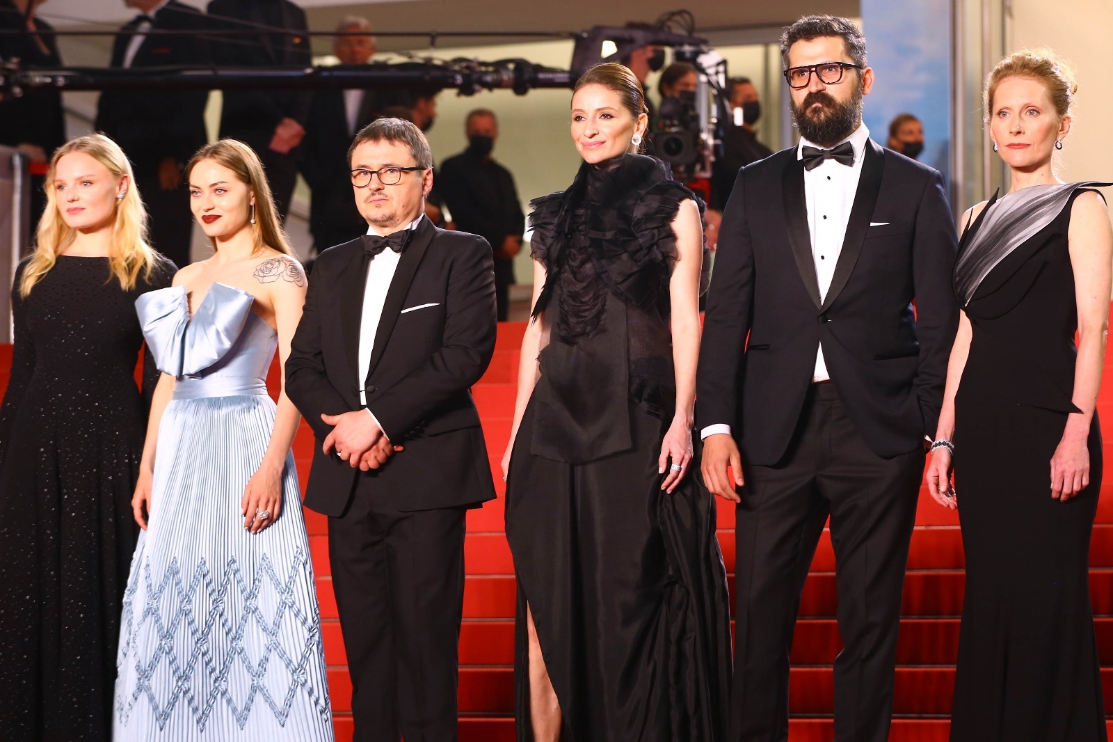 2022年のカンヌ国際映画祭で「ヨーロッパ新世紀」上映時のレッドカーペットに立つクリスティアン・ムンジウ監督（左から３人目）