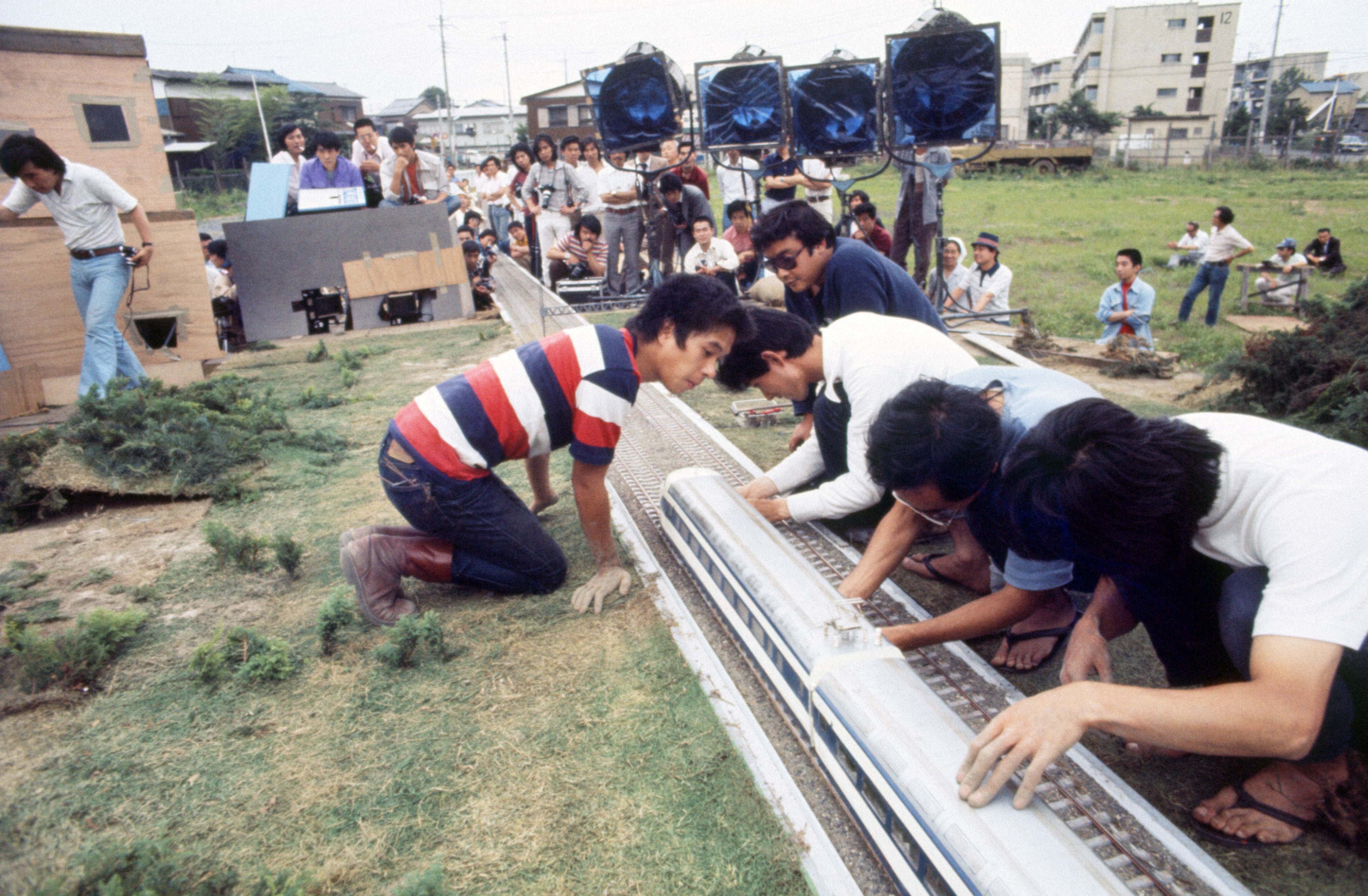 １９７５年６月２０日東京東映撮影所の野外オープンセットでの「新幹線大爆破」撮影シーン　サンデー毎日出版写真部員撮影