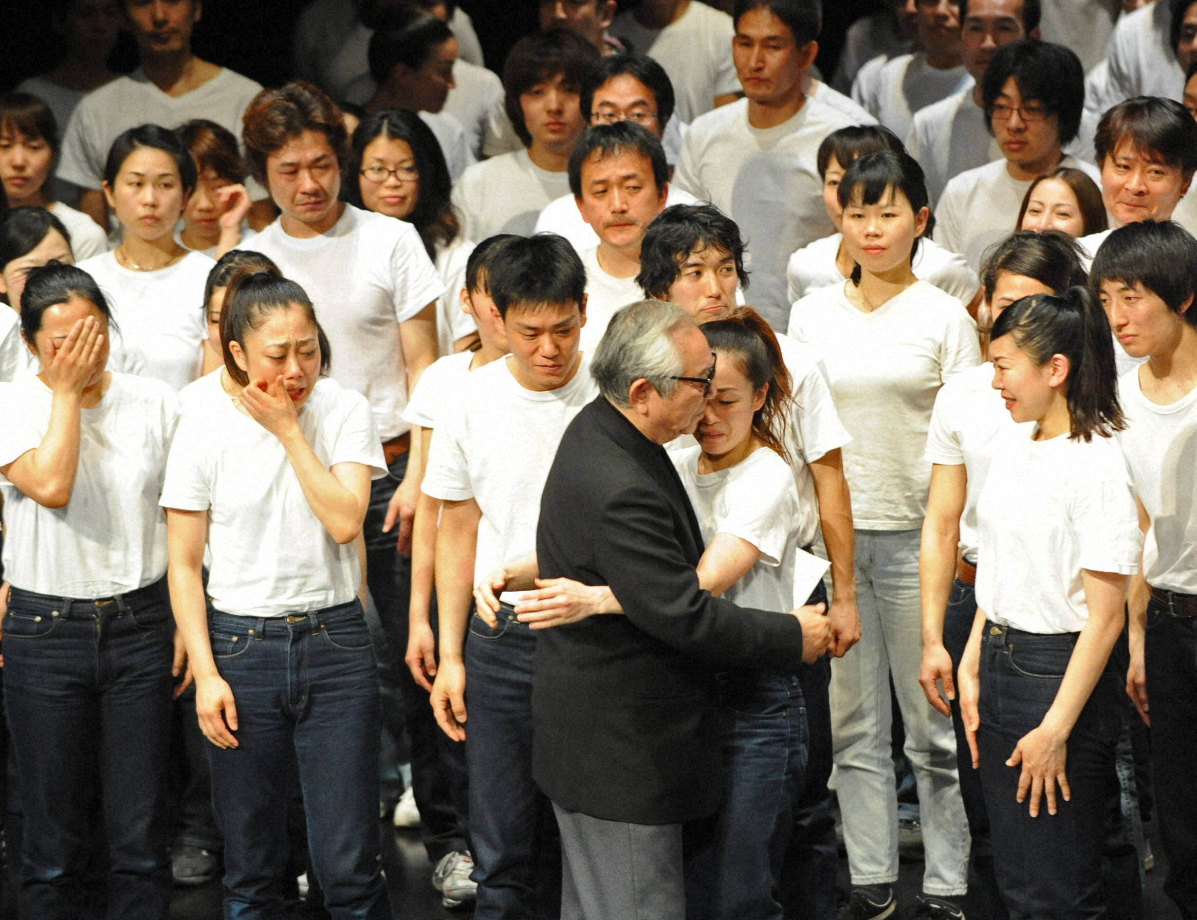 「富良野塾」の閉塾式を終え、涙を流す卒塾生と抱き合う倉本聰（手前中央）