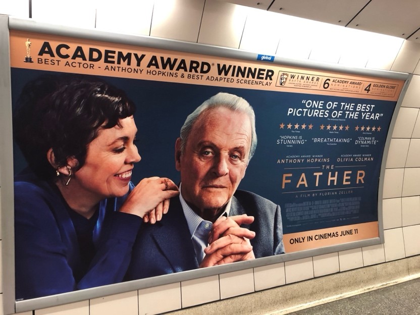 ロンドンの地下鉄駅で見かけた広告。米英のアカデミー賞受賞結果が大きく目に映る＝川原井利奈撮影