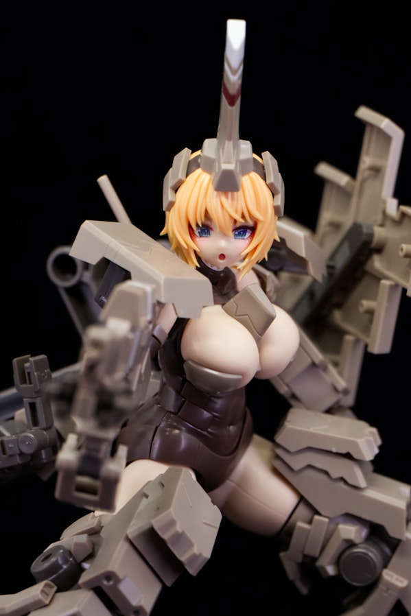 FAガール 輝鎚・甲 武装