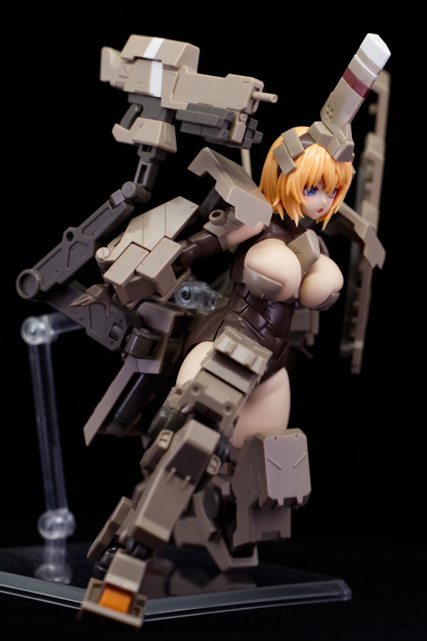 FAガール 輝鎚・甲 武装