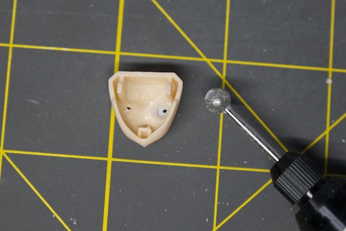 開眼・リューターで薄く削る