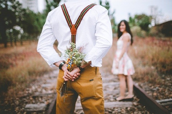 初デートでプレゼントを渡すのはあり おすすめのプレゼントも解説 結婚相談所のサンマリエ