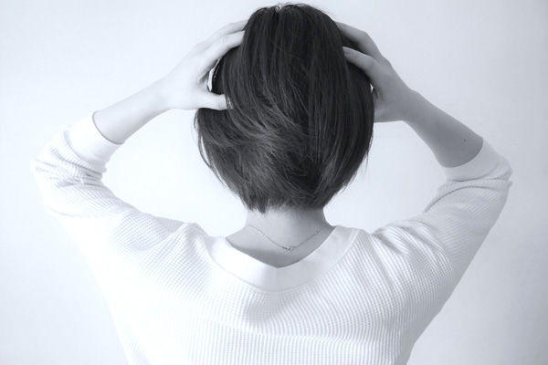 頭をかかえる女性