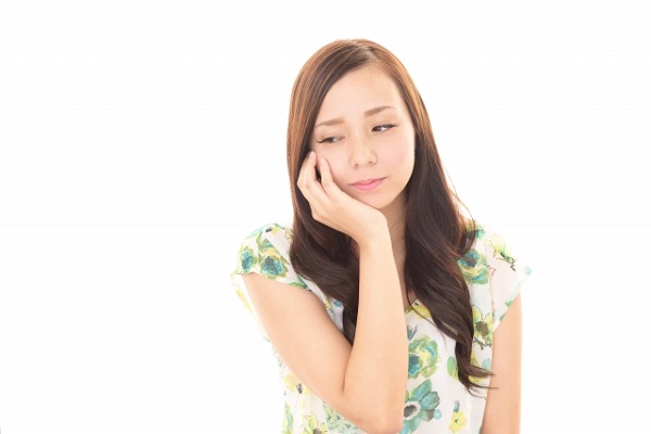 悩む女性
