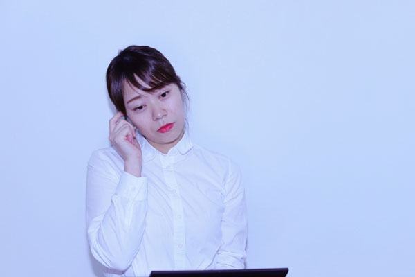 考え込む女性