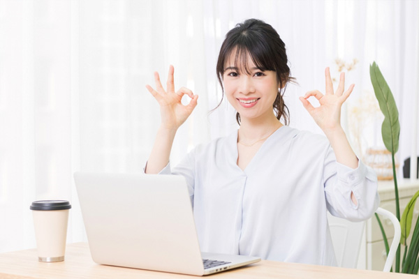 OKサインの女性