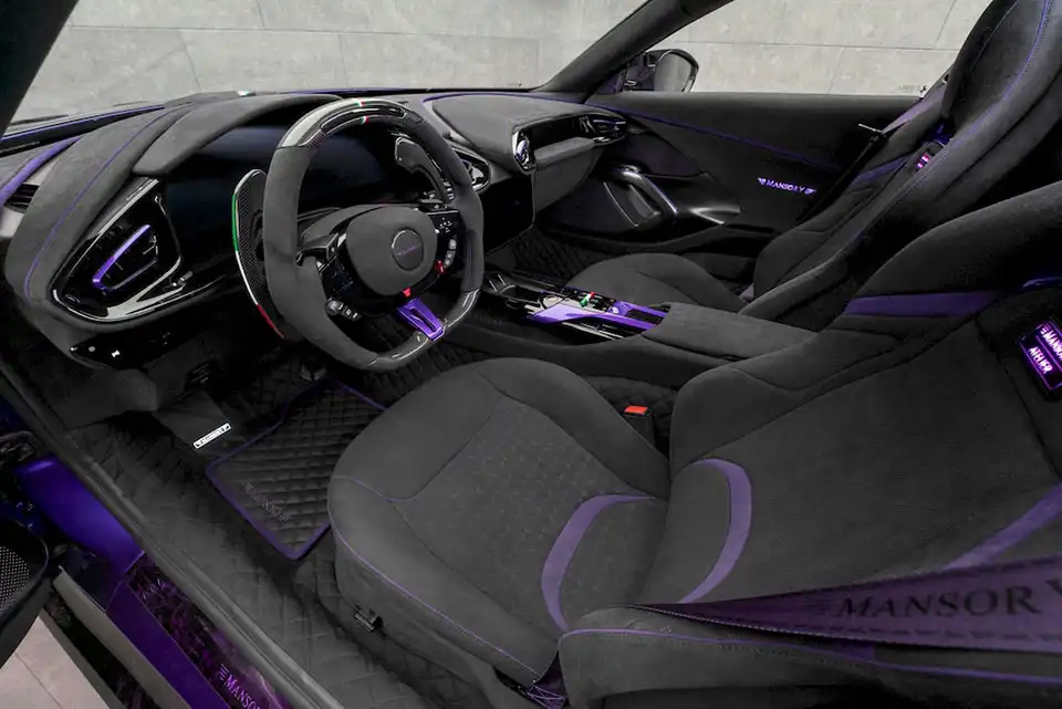 グレーのアルカンターラのおかげで比較的控えめな印象