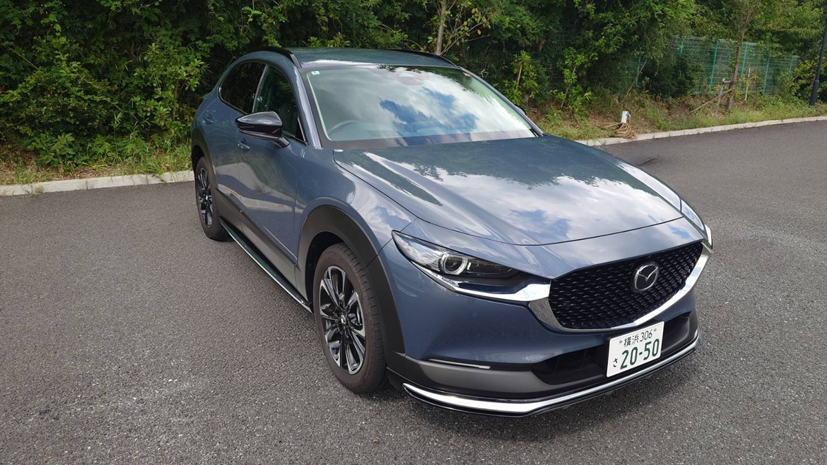 マツダCX-30　右前方からの写真