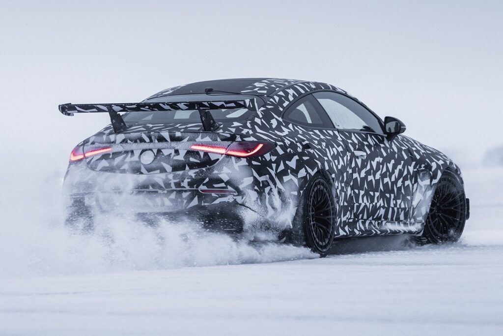 ユキヒョウ柄の様な外装のベンツが雪原を走行している様子。右後方からの視点