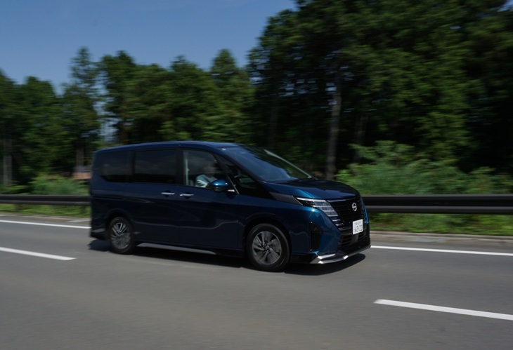 セレナ走行中画像