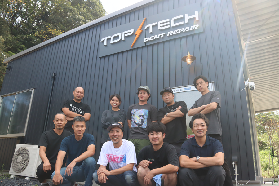 TOP TECH・原子拓真代表（前列右から2番目）と“鈑金野郎”こと加納貴志氏と受講者の方々