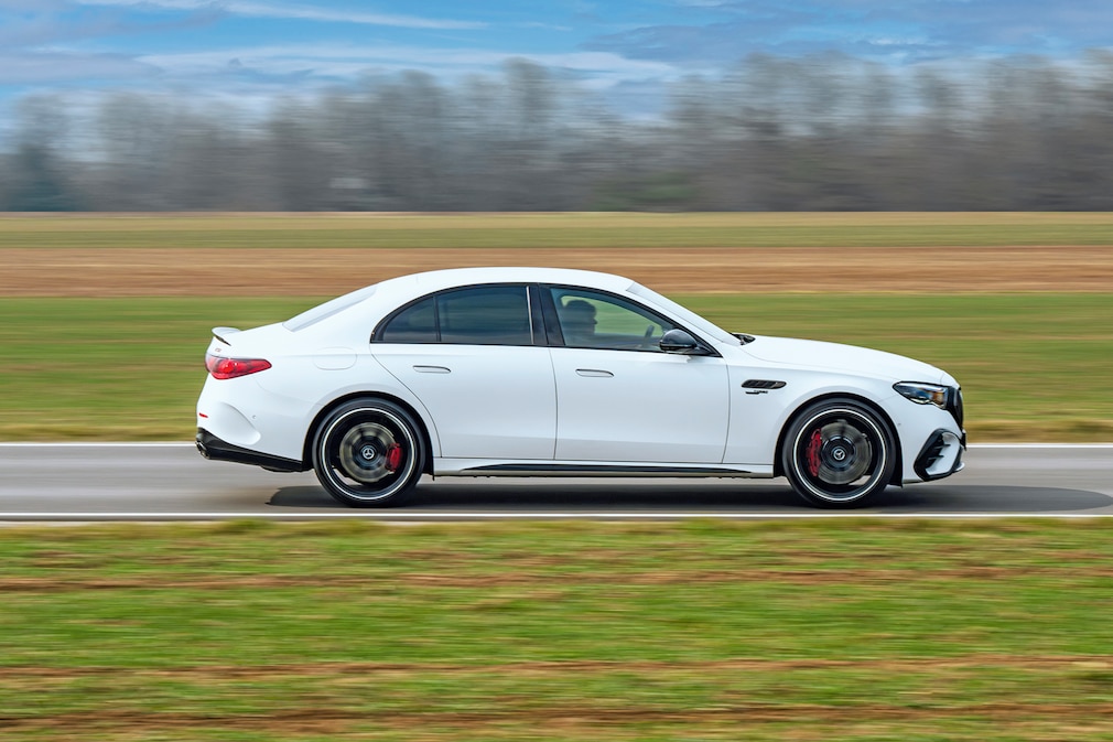 メルセデスＡＭＧ　Ｅ　53　走行中の右側面からの写真