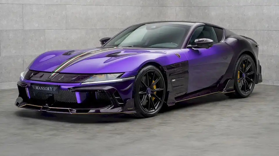 紫色のチューニングされたフェラーリ12チリンドリ「マンソリー エクエストレ（Mansory Equestre）」とは？