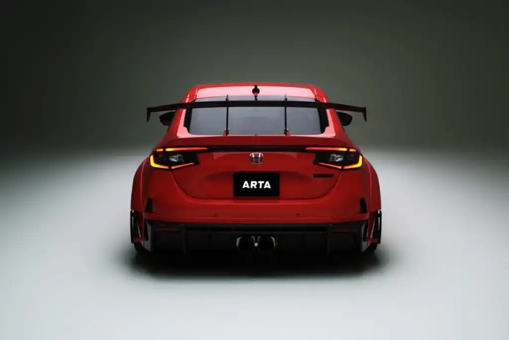 リアに装着された大型スワンネックウイングは、さらなるダウンフォースの確保を狙ったものだ。