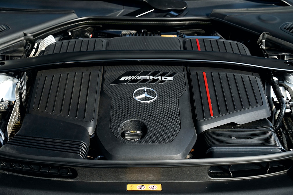 メルセデスＡＭＧ　Ｅ　53　エンジンルームの写真