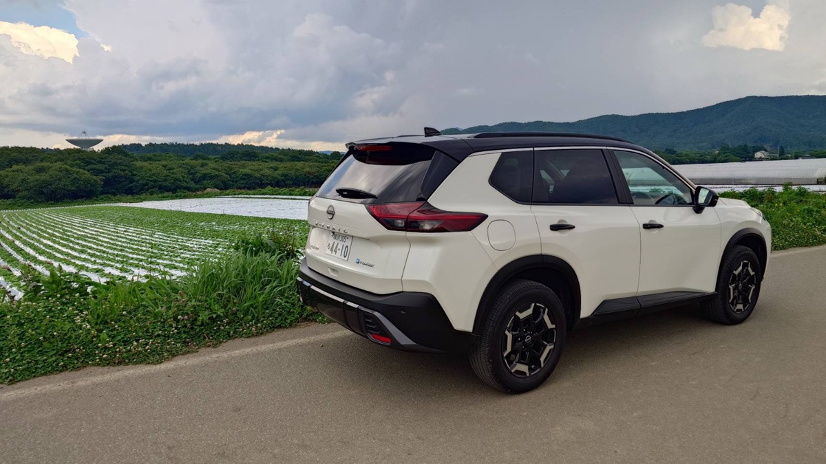 エクストレイル　右後方からの写真